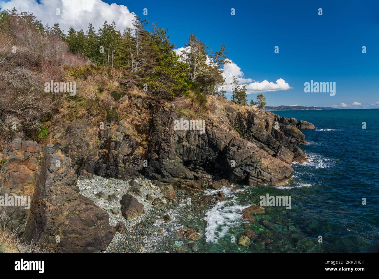 La côte du phare de Shweinham point surplombant le détroit de Juan de Fuca, île de Vancouver, Colombie-Britannique, Canada. Banque D'Images