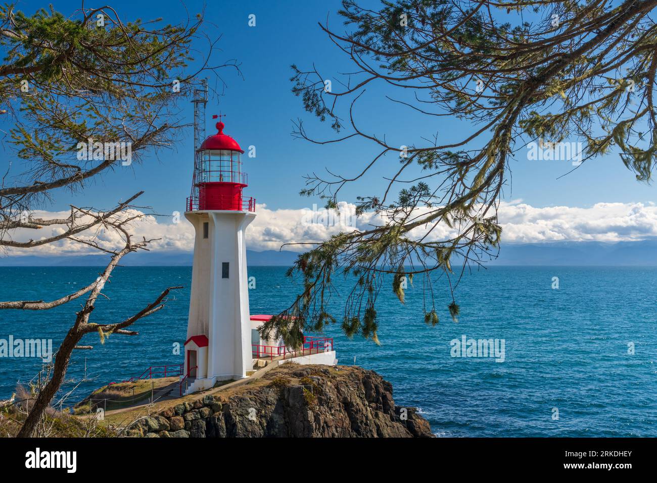 Phare de Shweinham point surplombant le détroit de Juan de Fuca, île de Vancouver, Colombie-Britannique, Canada. Banque D'Images