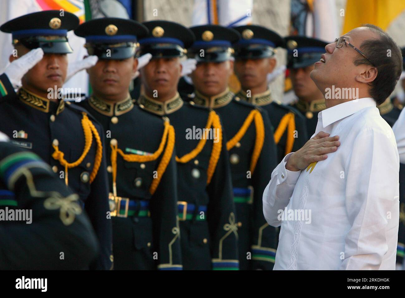 Bildnummer : 54955017 Datum : 25.02.2011 Copyright : imago/Xinhua (110225) -- MANILLE, 25 février 2011 (Xinhua) -- le président philippin Benigno Noynoy Aquino III chante l'hymne national philippin alors qu'ils célèbrent le 25e anniversaire de la Révolution du pouvoir à Quezon City, au nord de Manille, aux Philippines, le 25 février 2011. Il y a exactement 25 ans, le 25 février 1986, la révolution du pouvoir sans effusion de sang de 4 jours a évincé le dictateur Ferdinand Marcos et a été remplacé par le défunt président Corazon Aquino, la mère de l'actuel président Benigno Aquino III (Xinhua/Rouelle Umali)(ypf) PHILIPPINES-PEUPLE P Banque D'Images