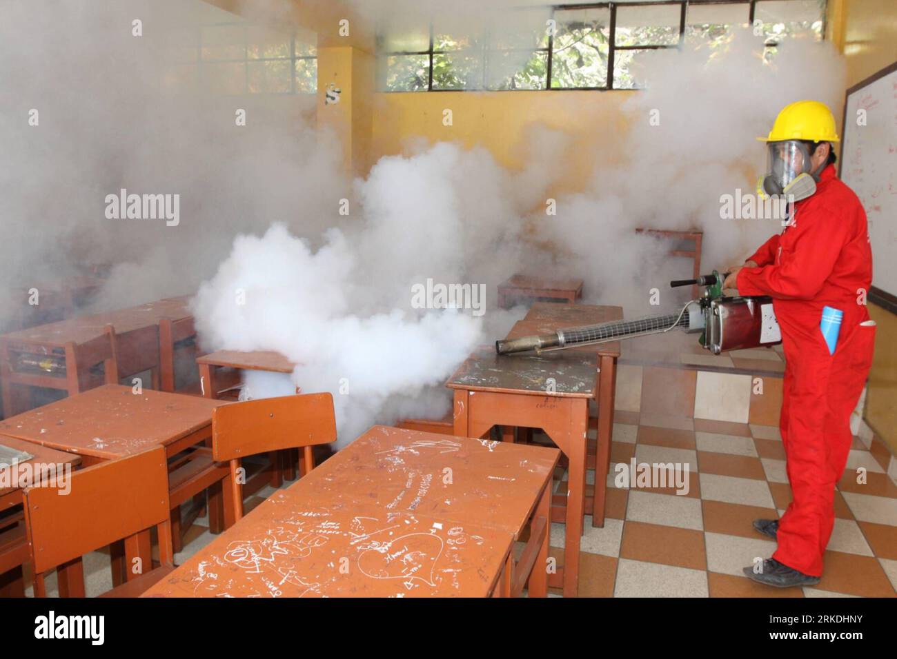 110226 -- LIMA, le 26 février 2011 Xinhua -- un exterminateur fumige une salle de classe dans une école de Lima, capitale du Pérou, le 25 février 2011. Trois cents écoles ont été fumigées pour tuer la dengue transmise par les moustiques. Xinhua/Luis Camacho lyi PÉROU-LIMA-DENGUE PUBLICATIONxNOTxINxCHN Banque D'Images