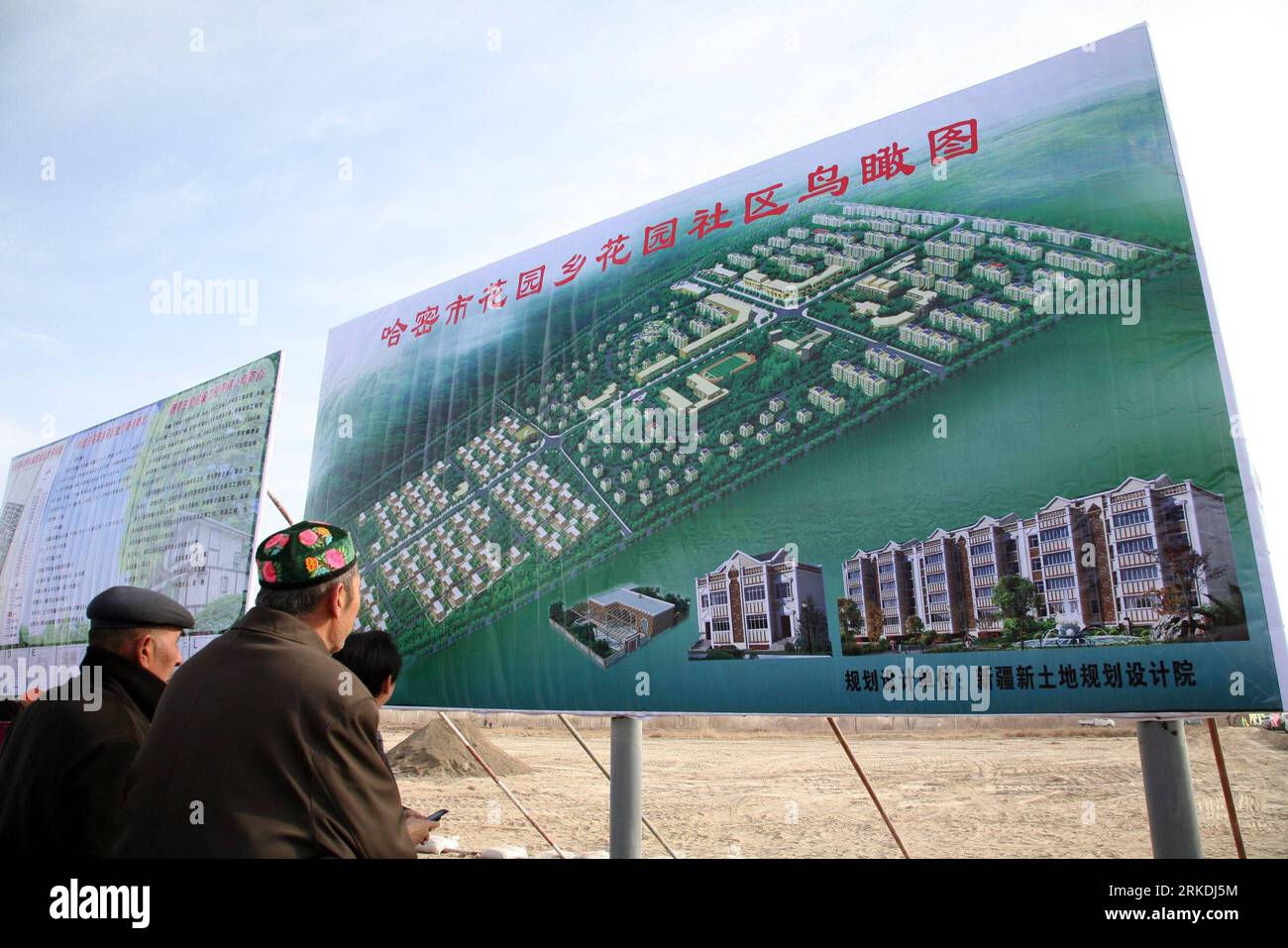 Bildnummer : 54957457 Datum : 27.02.2011 Copyright : imago/Xinhua (110227) -- HAMI, 27 février 2011 (Xinhua) -- des civils regardent une carte vue à vol d'oiseau d'un projet de logement abordable à Hami, dans la région autonome ouïgoure du Xinjiang du nord-ouest de la Chine. Le gouvernement local versera 900 millions de yuans dans la construction de maisons abordables en 2011. (Xinhua/Cai Zengle) (lfj) #CHINA-XINJIANG-AFFORDABLE HOUSING (CN) PUBLICATIONxNOTxINxCHN Gesellschaft CHN Bauwirtschaft Wohnungsbau bezahlbare sozial Wohnungen Neubau Wohngebiet kbdig xub 2011 quer o0 Werdig Bildymer Date Copyri 54957457 Date 27 02 2011 Copyri Banque D'Images