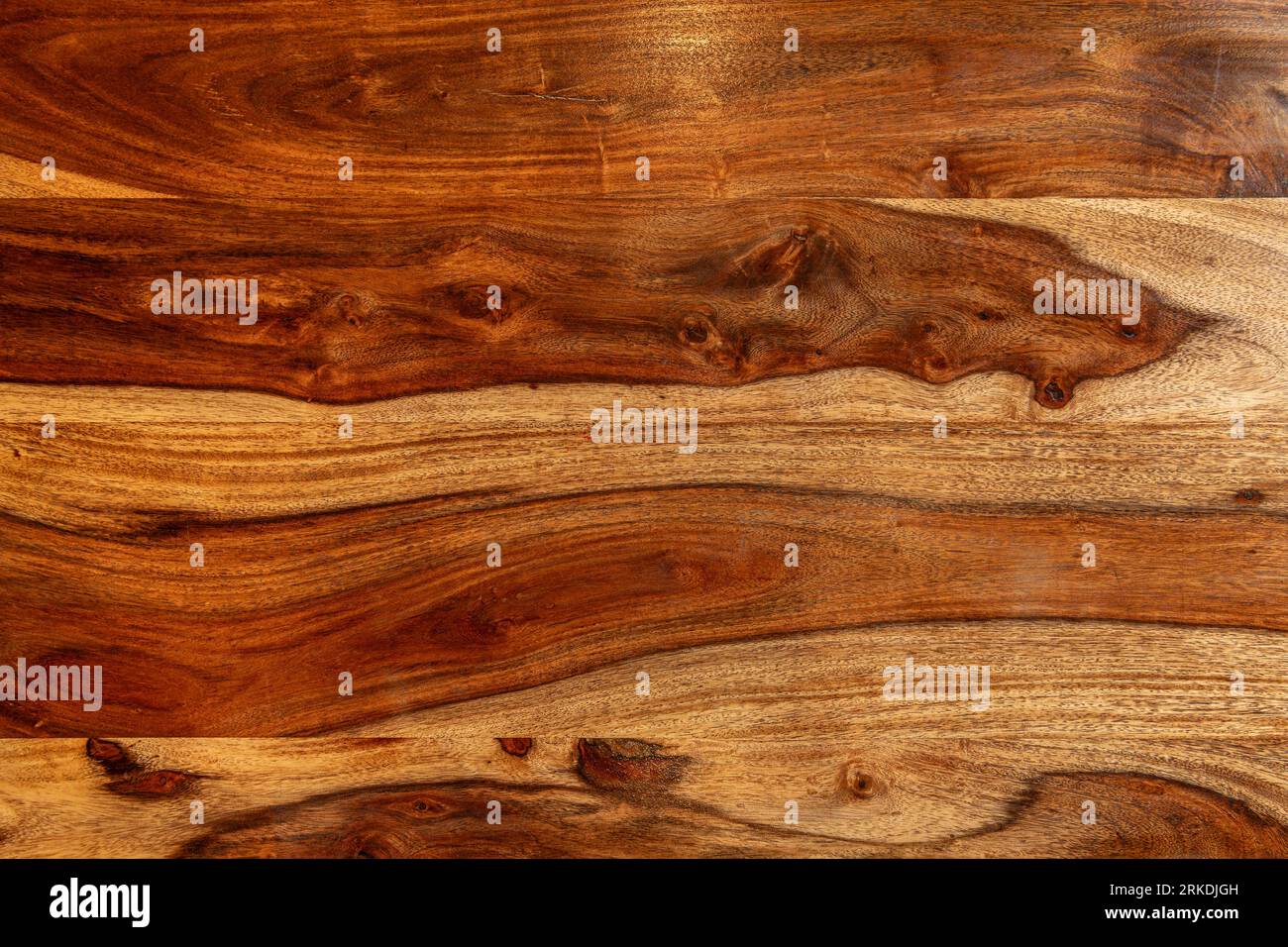 Surface en bois brun avec des nœuds. Planche de bureau en bois à utiliser comme fond ou texture. Banque D'Images