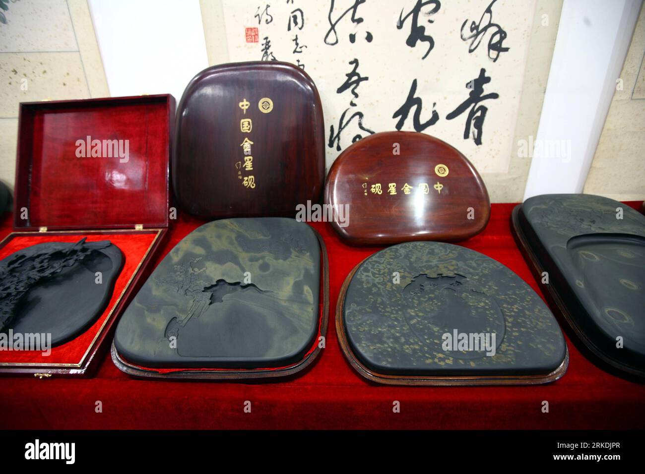 Bildnummer : 54959280 Datum : 26.02.2011 Copyright : imago/Xinhua (110226) -- JIUJIANG, 26 février 2011 (Xinhua) -- la photo prise le 26 février 2011 montre des morceaux de Jin Xing Yan (pierre à encre faite d'une sorte de pierre qui a des points dorés sur la surface) fabriqués par CAO Chunshui, un artisan, dans le comté de Xingzi, province de Jiangxi dans l'est de la Chine, le 26 février 2011. Jin Xing Yan a une histoire de plus de 1, 600 ans. La technologie de fabrication de Jin Xing Yan a été inscrite au patrimoine culturel immatériel national. (Xinhua/Shen Junfeng) (xzj) CHINA-JIANGXI-JIUJIANG-INKSTONE (CN) PUBLICATIONxNOTxINxCHN Kultur kbdig Banque D'Images