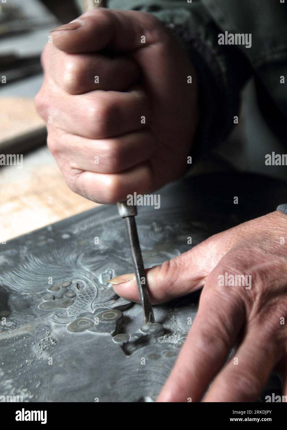 Bildnummer : 54959276 Datum : 26.02.2011 Copyright : imago/Xinhua (110226) -- JIUJIANG, 26 février 2011 (Xinhua) -- CAO Chunshui, un artisan, travaille sur un Jin Xing Yan (pierre à encre faite d'une sorte de pierre qui a des points dorés sur la surface) dans le comté de Xingzi, province de Jiangxi de l'est de la Chine, 26 février 2011. Jin Xing Yan a une histoire de plus de 1, 600 ans. La technologie de fabrication de Jin Xing Yan a été inscrite au patrimoine culturel immatériel national. (Xinhua/Shen Junfeng) (xzj) CHINA-JIANGXI-JIUJIANG-INKSTONE (CN) PUBLICATIONxNOTxINxCHN Kultur kbdig xsk 2011 hoch o0 Tradition Handwerk Reibstein Bi Banque D'Images