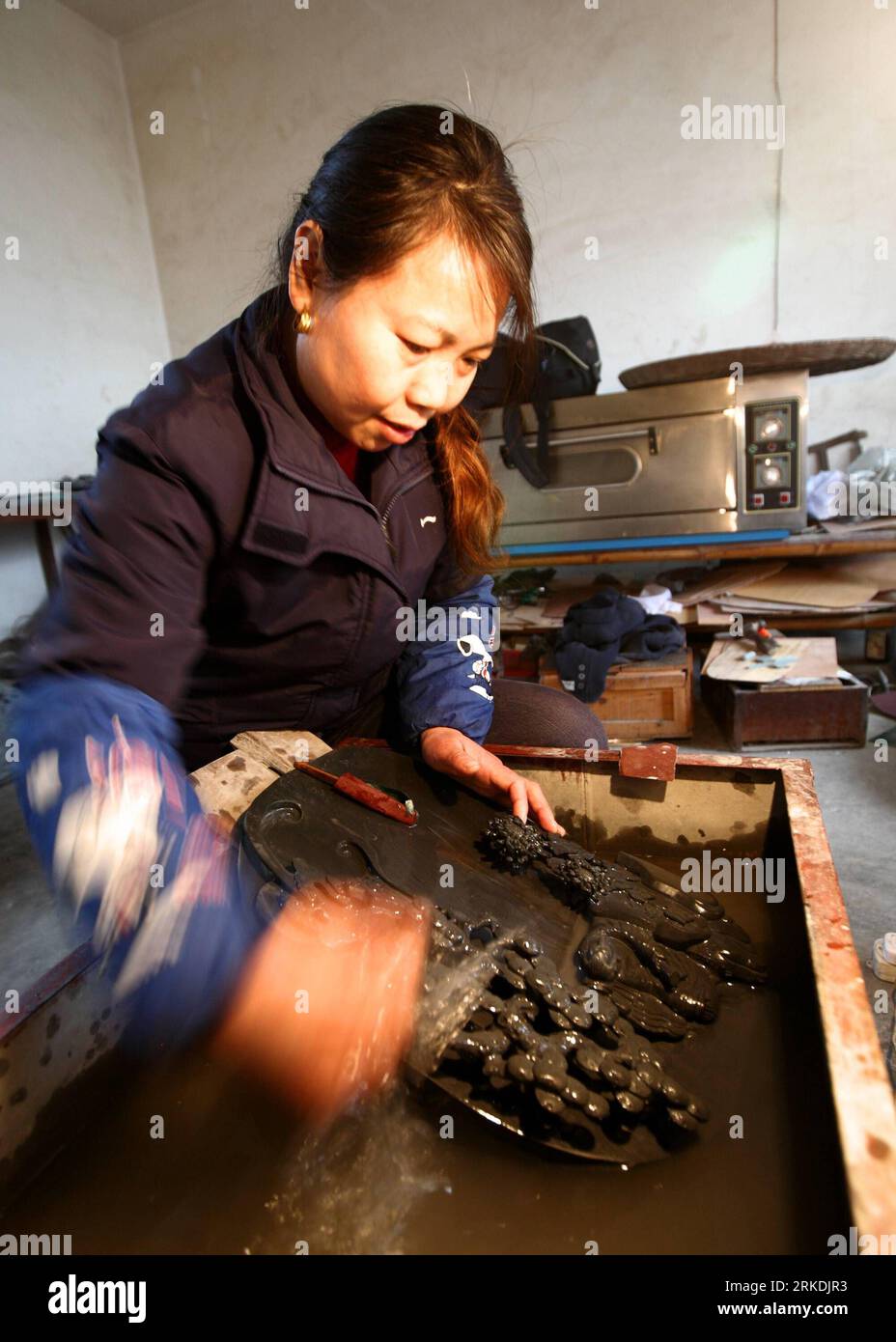 Bildnummer : 54959279 Datum : 26.02.2011 Copyright : imago/Xinhua (110226) -- JIUJIANG, 26 février 2011 (Xinhua) -- Un ouvrier polit un morceau de Jin Xing Yan (pierre à encre faite d'une sorte de pierre qui a des points dorés sur la surface) dans le comté de Xingzi, province de Jiangxi dans l'est de la Chine, 26 février 2011. Jin Xing Yan a une histoire de plus de 1, 600 ans. La technologie de fabrication de Jin Xing Yan a été inscrite au patrimoine culturel immatériel national.(Xinhua/Shen Junfeng) (xzj) CHINA-JIANGXI-JIUJIANG-INKSTONE (CN) PUBLICATIONxNOTxINxCHN Kultur kbdig xsk 2011 hoch o0 Tradition Handwerk Reibstein Bildnummer 5 Banque D'Images