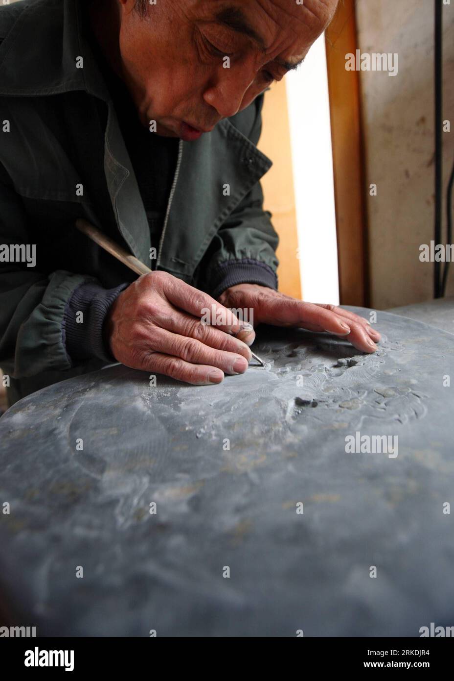 Bildnummer : 54959281 Datum : 26.02.2011 Copyright : imago/Xinhua (110226) -- JIUJIANG, 26 février 2011 (Xinhua) -- CAO Chunshui, un artisan, travaille sur un Jin Xing Yan (pierre à encre faite d'une sorte de pierre qui a des points dorés sur la surface) dans le comté de Xingzi, province de Jiangxi de l'est de la Chine, 26 février 2011. Jin Xing Yan a une histoire de plus de 1, 600 ans. La technologie de fabrication de Jin Xing Yan a été inscrite au patrimoine culturel immatériel national. (Xinhua/Shen Junfeng) (xzj) CHINA-JIANGXI-JIUJIANG-INKSTONE (CN) PUBLICATIONxNOTxINxCHN Kultur kbdig xsk 2011 hoch o0 Tradition Handwerk Reibstein Bi Banque D'Images