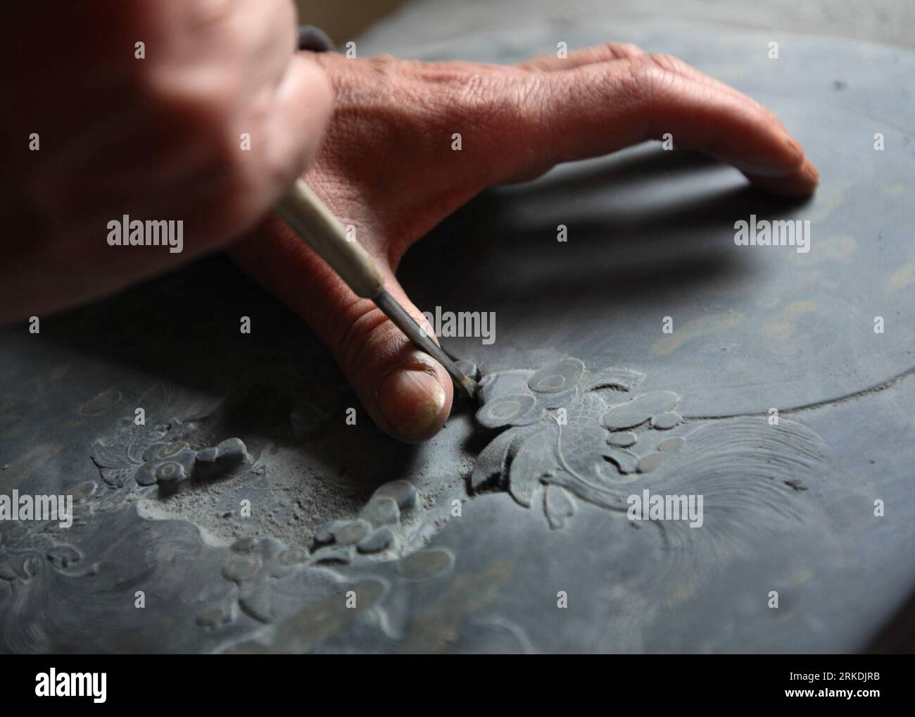 Bildnummer : 54959277 Datum : 26.02.2011 Copyright : imago/Xinhua (110226) -- JIUJIANG, 26 février 2011 (Xinhua) -- CAO Chunshui, un artisan, travaille sur un Jin Xing Yan (pierre à encre faite d'une sorte de pierre qui a des points dorés sur la surface) dans le comté de Xingzi, province de Jiangxi de l'est de la Chine, 26 février 2011. Jin Xing Yan a une histoire de plus de 1, 600 ans. La technologie de fabrication de Jin Xing Yan a été inscrite au patrimoine culturel immatériel national. (Xinhua/Shen Junfeng) (xzj) CHINA-JIANGXI-JIUJIANG-INKSTONE (CN) PUBLICATIONxNOTxINxCHN Kultur kbdig xsk 2011 quer o0 Tradition Handwerk Reibstein Bi Banque D'Images