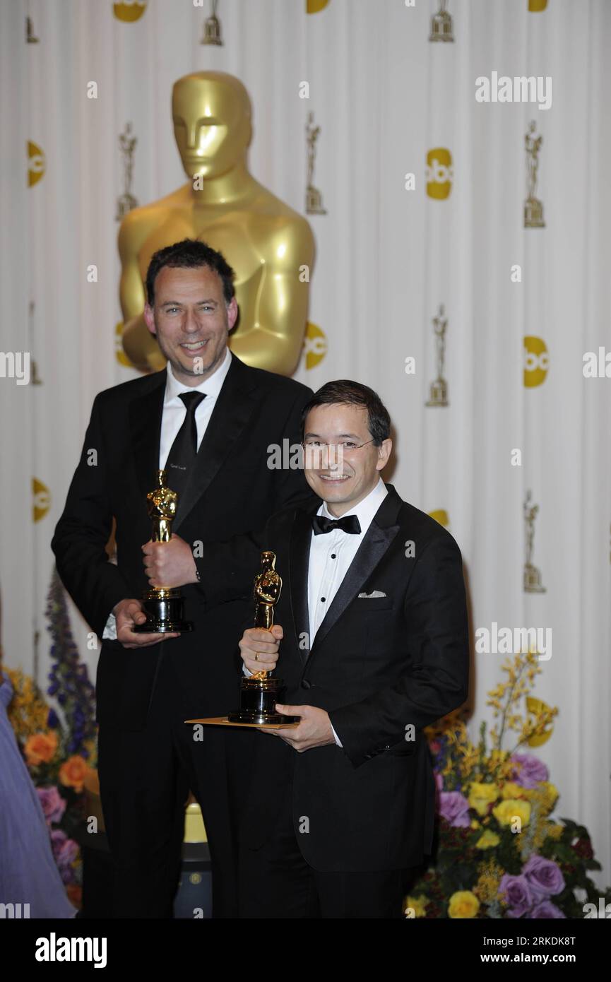 Bildnummer : 54961529 Datum : 27.02.2011 Copyright : imago/Xinhua (110228) -- HOLLYWOOD, 28 février 2011 (Xinhua) -- Shaun Tan (à droite) et Andrew Ruhemann posent avec les trophées après avoir remporté le meilleur court métrage (animé) de la 83e cérémonie annuelle des Oscars pour le film The Lost Thing au Kodak Theater à Hollywood, Californie, États-Unis, le 27 février 2011. (Xinhua/Qi Heng) (cl) U.S.-HOLLYWOOD-OSCARS-WINNERS PUBLICATIONxNOTxINxCHN Entertainment People film Oscar Verleihung Oscarverleihung Los Angeles Preisträger kbdig xkg 2011 hoch Aufmacher premiumd o0 Bester animations-Kurzfilm Bildnummer Banque D'Images