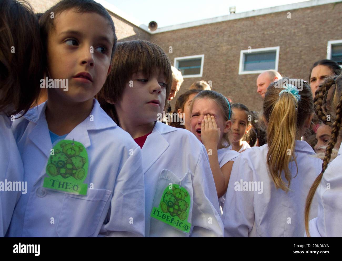 Bildnummer : 54965737 Datum : 28.02.2011 Copyright : imago/Xinhua (110301)-- BUENOS AIRES, 1 mars 2011 (Xinhua)-- les élèves de l'école primaire Ignacio Alvarez Thomas attendent d'entrer dans la salle de classe à Buenos Aires, capitale de l'Argentine, le 28 février 2011. Le début du nouveau semestre était menacé en raison des discussions salariales entre les enseignants et le gouvernement. Le problème a dû être résolu la semaine dernière avec une augmentation de près de 25% des salaires des enseignants. (Xinhua/Martin Zabala) (jl) ARGENTINE-BUENOS AIRES-DÉBUT DU SEMESTRE PUBLICATIONxNOTxINxCHN Gesellschaft Schule Bildung Schüler Grundschule Grundschüler Banque D'Images