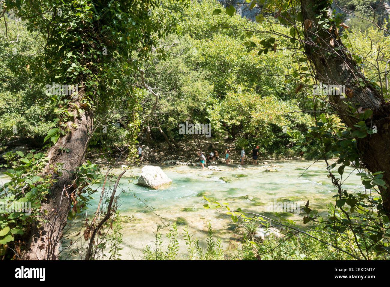19 août 2023 - Parga, Grèce - paysages naturels étonnants dans le canyon de la rivière Acheron, près des sources, avec des gens profitant de l'eau froide i Banque D'Images