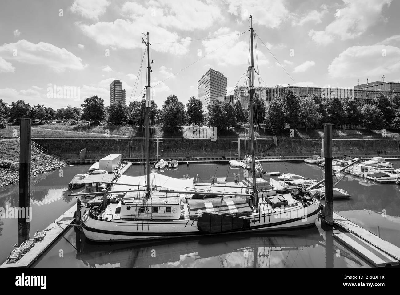 Dusseldorf, Allemagne - 2 juin 2022 : Voilier Voorwaarts amarré à Media Harbour en Rhénanie du Nord-Westphalie, Allemagne. Photographie en noir et blanc. Banque D'Images