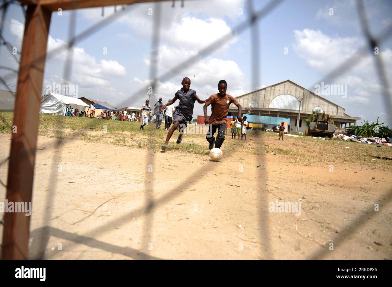 Bildnummer : 54985450 Datum : 05.03.2011 Copyright : imago/Xinhua (110305) -- ABIDJAN, 5 mars 2011 (Xinhua) -- des enfants jouent au football dans un camp de réfugiés dans une église du quartier de Cocody à Abidjan, Côte d'Ivoire, le 5 mars 2011. À Abidjan, le nombre estimé de personnes déplacées à l'intérieur du pays (PDI) a dépassé 200 000, la plupart d'entre elles étant d'anciens résidents de la banlieue nord d'Abobo, où les combats ont fait rage ces derniers jours, selon le Haut Commissariat des Nations Unies pour les réfugiés (HCR). (Xinhua/Ding Haitao) (zw) CÔTE d'IVOIRE-ABIDJAN-TROUBLES-RÉFUGIÉS PUBLICATIONxNOTxINxCHN Politik Gesellschaft Elfenbein Banque D'Images