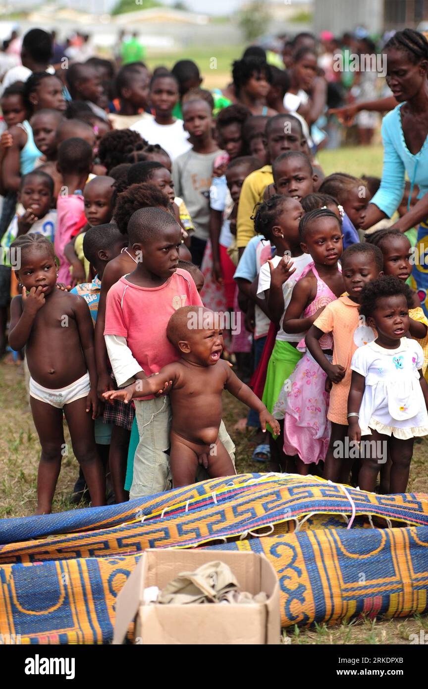 Bildnummer : 54985453 Datum : 05.03.2011 Copyright : imago/Xinhua (110305) -- ABIDJAN, 5 mars 2011 (Xinhua) -- des enfants attendent de recevoir des vêtements dans un camp de réfugiés dans une église du district de Cocody à Abidjan, Côte d'Ivoire, le 5 mars 2011. À Abidjan, le nombre estimé de personnes déplacées à l'intérieur du pays (PDI) a dépassé 200 000, la plupart d'entre elles étant d'anciens résidents de la banlieue nord d'Abobo, où les combats ont fait rage ces derniers jours, selon le Haut Commissariat des Nations Unies pour les réfugiés (HCR). (Xinhua/Ding Haitao) (zw) COTE D IVOIRE-ABIDJAN-UNREST-REFUGEE PUBLICATIONxNOTxINxCHN Politik Gesellschaft Banque D'Images