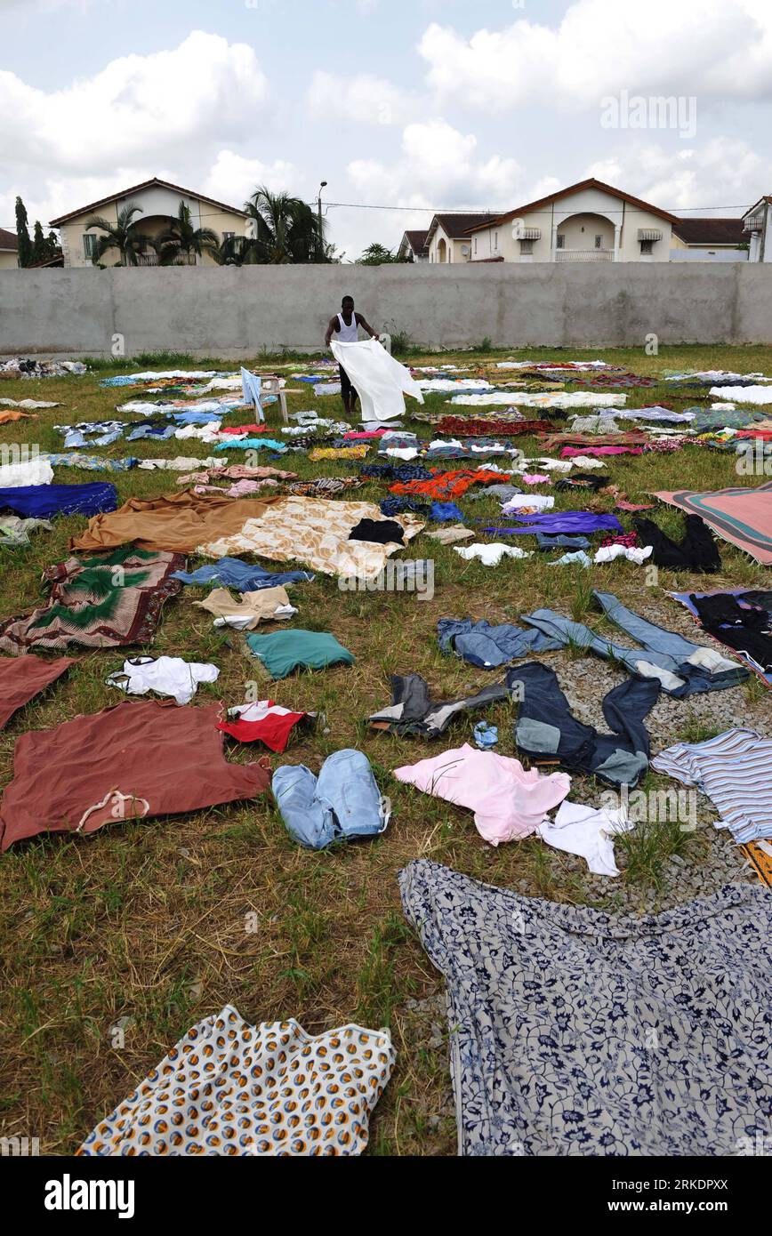 Bildnummer : 54985448 Datum : 05.03.2011 Copyright : imago/Xinhua (110305) -- ABIDJAN, 5 mars 2011 (Xinhua) -- un homme pose des vêtements sous le soleil dans un camp de réfugiés dans une église du quartier de Cocody à Abidjan, Côte d'Ivoire, le 5 mars 2011. À Abidjan, le nombre estimé de personnes déplacées à l'intérieur du pays (PDI) a dépassé 200 000, la plupart d'entre elles étant d'anciens résidents de la banlieue nord d'Abobo, où les combats ont fait rage ces derniers jours, selon le Haut Commissariat des Nations Unies pour les réfugiés (HCR). (Xinhua/Ding Haitao) (zw) CÔTE d'IVOIRE-ABIDJAN-TROUBLES-RÉFUGIÉS PUBLICATIONxNOTxINxCHN Politik Gesells Banque D'Images