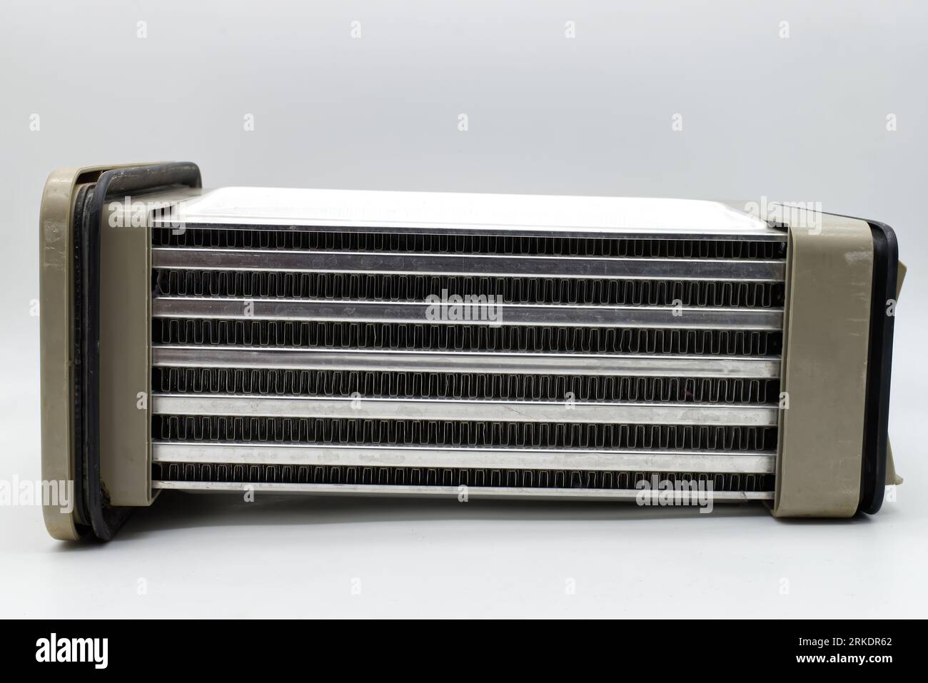 Filtre d'une machine de séchage isolé sur fond blanc Banque D'Images