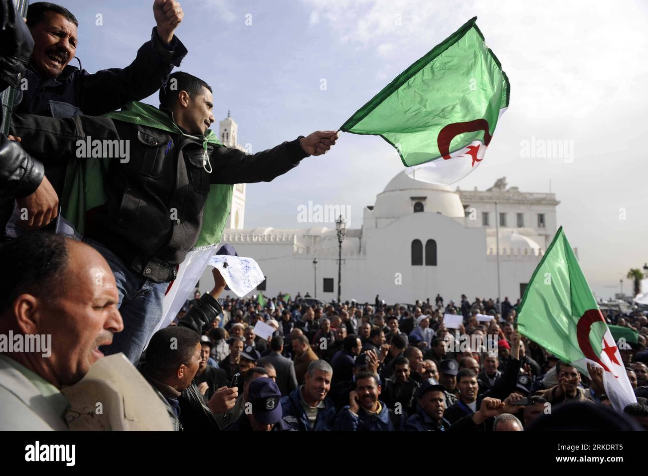 Bildnummer : 54991391 Datum : 07.03.2011 Copyright : imago/Xinhua (110307) -- ALGER, 7 mars 2011 (Xinhua) -- des milliers de gardes municipaux organisent un rassemblement et une manifestation pour réclamer de meilleures conditions de vie, des salaires plus élevés et d'autres droits professionnels et sociaux à Alger, Algérie, le 7 mars 2011. (Xinhua/Mohamed Kadri)(axy) ALGERIA-ALGER-RALLYE PUBLICATIONxNOTxINxCHN Gesellschaft Politik Unruhen Revolte Aufstand Demo Protest Algerien kbdig xub 2011 quer Highlight premiumd Bildnummer 54991391 Date 07 03 2011 Copyright Imago XINHUA Alger Mars 7 2011 XINHUA milliers de Municipal Gua Banque D'Images