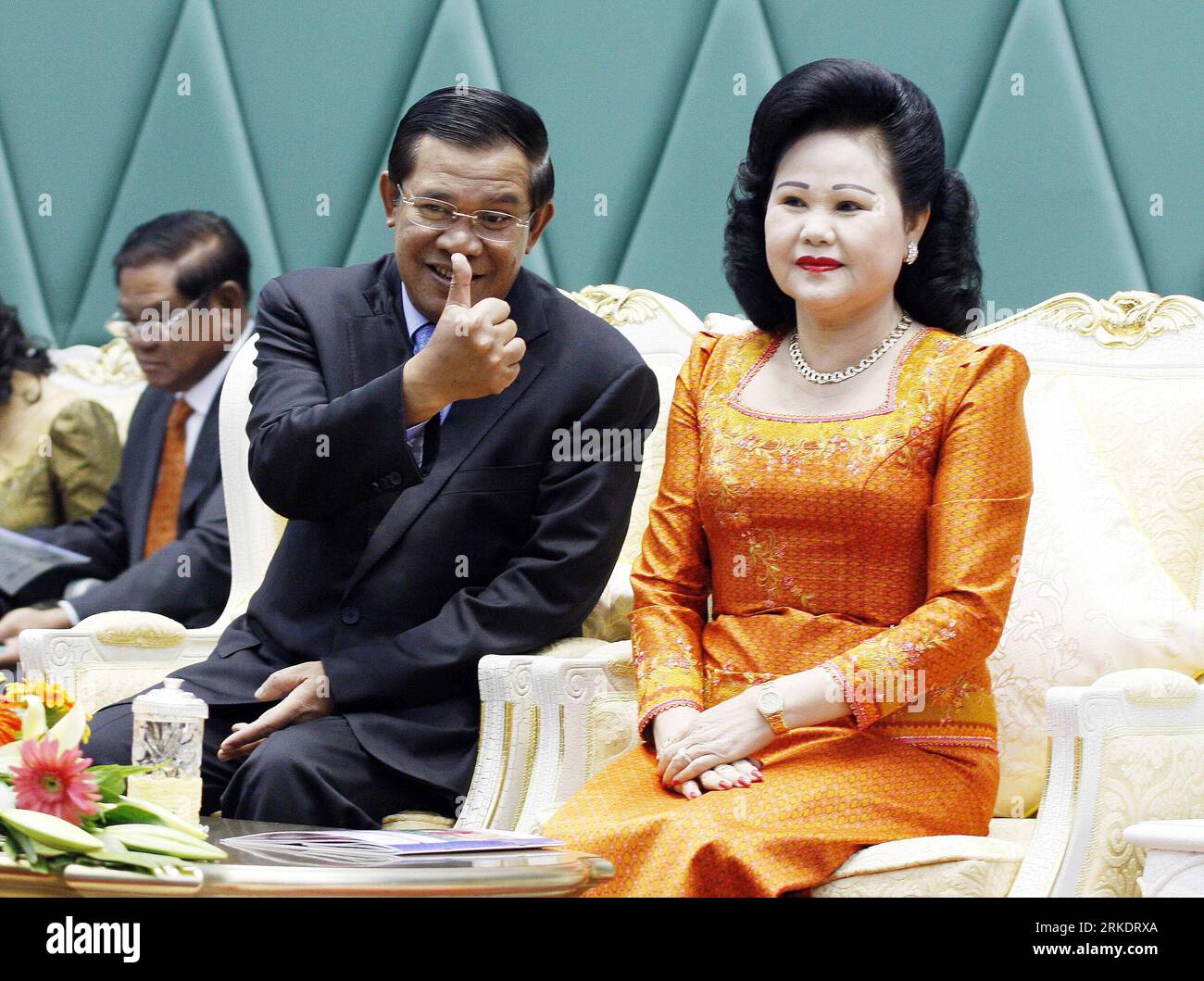 Bildnummer : 54991421 Datum : 07.03.2011 Copyright : imago/Xinhua (110307) -- PHNOM PENH, 7 mars 2011 (Xinhua) -- le Premier ministre cambodgien Hun Sen et son épouse Bun Rany assistent à une célébration de la Journée internationale de la femme au Palais de la paix à Phnom Penh, Cambodge, le 7 mars 2011. (Xinhua/Sovannara) (lyx) CAMBODIA-HUN SEN-INTERNATIONAL WOMEN S DAY PUBLICATIONxNOTxINxCHN Politik People Internationaler Frauentag kbdig xub 2011 quer premiumd Bildnummer 54991421 Date 07 03 2011 Copyright Imago XINHUA Phnom Penh Mars 7 2011 XINHUA Premier ministre cambodgien HUN Sen et son épouse Bun R. Banque D'Images