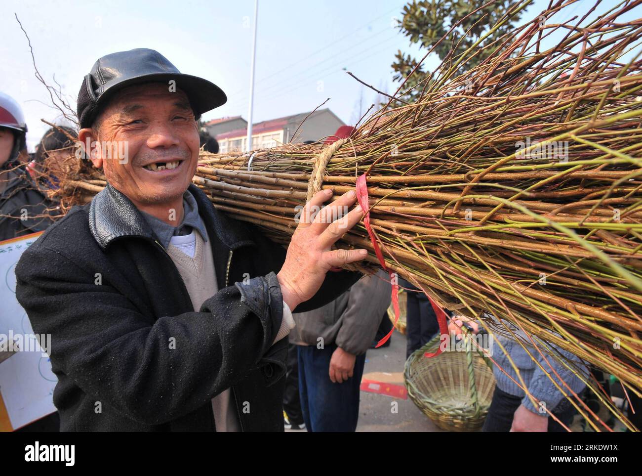 Bildnummer : 55005935 Datum : 08.03.2011 Copyright : imago/Xinhua (110309) -- CHUZHOU, 9 mars 2011 (Xinhua) -- Un agriculteur porte des jeunes arbres qu'il a achetés, quittant le marché de la ville de Yaopu, ville de Chuzhou, province d'Anhui dans l'est de la Chine, le 8 mars 2011. Le marché des jeunes arbres de Yaopu a été entassé par des agriculteurs locaux ces derniers jours, qui se sont engagés dans la plantation de divers jeunes arbres fruitiers dans l'espoir d'augmenter leurs revenus. (Xinhua/Wang Jiaguo) (hdt) CHINA-ANHUI-SAPLING-PURCHASE (CN) PUBLICATIONxNOTxINxCHN Wirtschaft kbdig xsk 2011 quer o0 Landwirtschaft, Land, Leute, Markt Bildnummer 55005935 Date 08 03 2011 C Banque D'Images