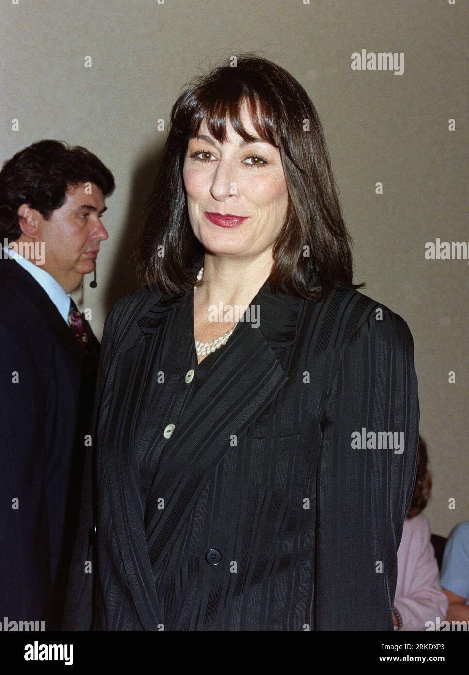 LOS ANGELES, CALIFORNIE. 21 juin 1996 : l'actrice Anjelica Huston aux Women in film Crystal + Lucy Awards au Century Plaza Hotel. Photo : Paul Smith / Featureflash Banque D'Images