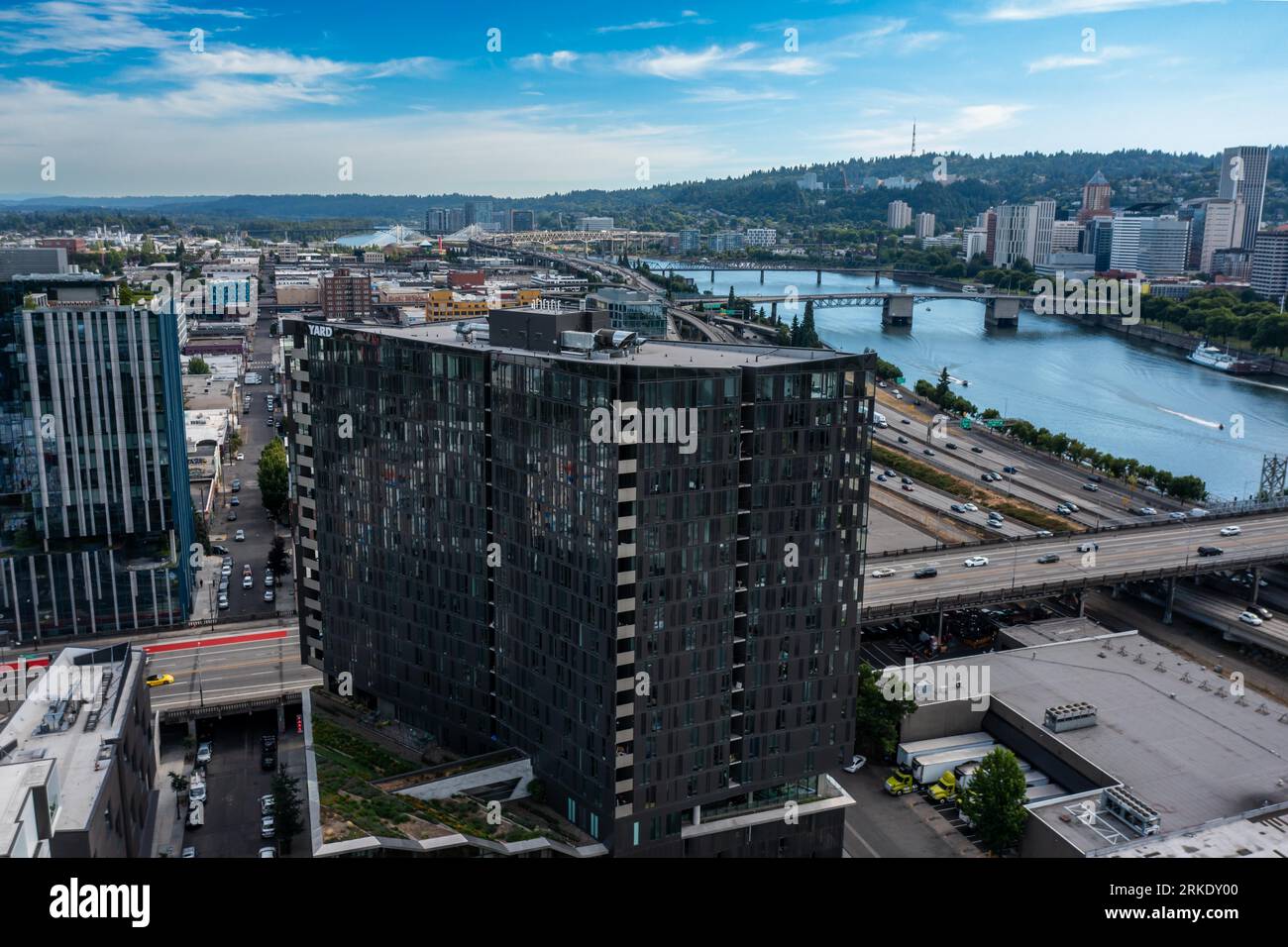 Une vue aérienne du côté est de Portland du centre-ville de la rivière Willamette par une journée ensoleillée Banque D'Images