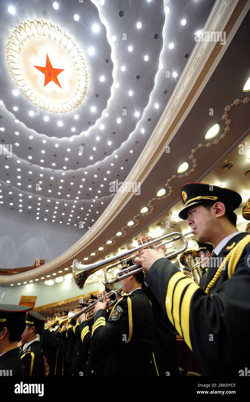 Bildnummer : 55016986 Datum : 13.03.2011 Copyright : imago/Xinhua (110313) -- PÉKIN, 13 mars 2011 (Xinhua) -- la bande militaire de l'Armée populaire de libération chinoise joue lors de la réunion de clôture de la quatrième session du 11e Comité national de la Conférence consultative politique des peuples chinois (CCPPC) au Grand Hall de la à Beijing, capitale de la Chine, le 13 mars 2011. (Xinhua/Ren Yong) (Ly) (DEUX SESSIONS)CHINE-BEIJING-CPPCC-RÉUNION DE CLÔTURE (CN) PUBLICATIONxNOTxINxCHN Politik China Konsultativkonferenz kbdig xsp 2011 hoch o0 Kapelle, Militärkapelle Bildnummer 55016986 Date Banque D'Images