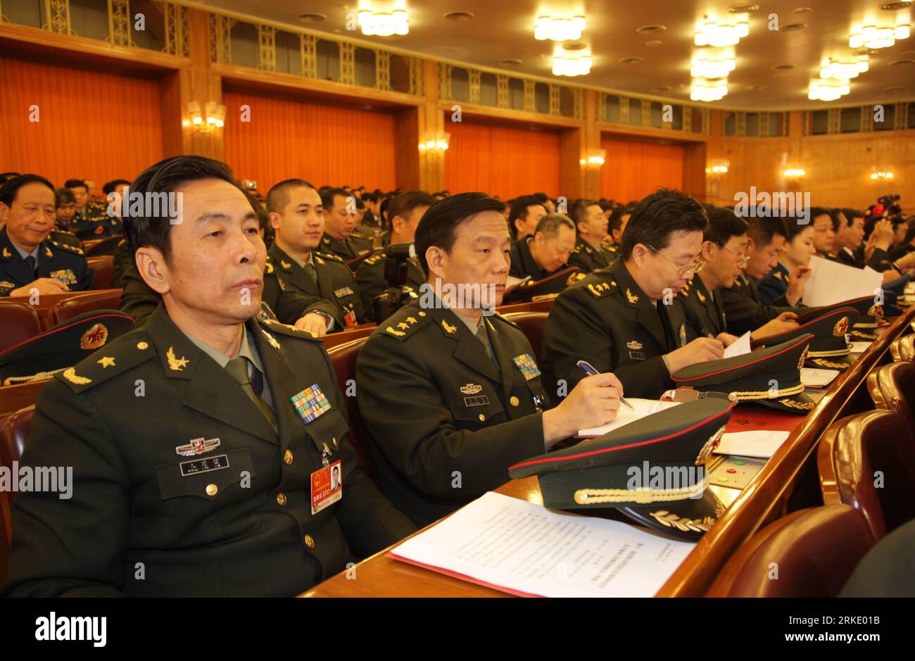 Bildnummer : 55020674 Datum : 14.03.2011 Copyright : imago/Xinhua (110314) -- PÉKIN, 14 mars 2011 (Xinhua) -- les députés de l'Armée de libération du peuple (APL) à la quatrième session du 11e Congrès national des peuples (APN) assistent à la réunion de clôture de la quatrième session du 11e APN dans la Grande salle de Beijing, Chine, le 14 mars 2011. (Xinhua/Li Gang) (Ly) (DEUX SESSIONS)CHINE-BEIJING-NPC-RÉUNION DE CLÔTURE (CN) PUBLICATIONxNOTxINxCHN Politik kbdig xkg 2011 quer o0 Nationaler Volkskongress, Militär Bildnummer 55020674 Date 14 03 2011 Copyright Imago XINHUA Beijing Mars 14 2011 Banque D'Images