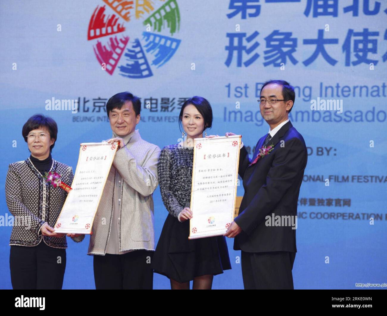 Bildnummer : 55029716 Datum : 15.03.2011 Copyright : imago/Xinhua (110315) -- PÉKIN, 15 mars 2011 (Xinhua) -- l'acteur Jackie Chan (2e L) et l'actrice Zhang Ziyi (2e R) montrent leurs certificats d'ambassadeur d'image pour le premier Festival international du film de Pékin à Beijing, capitale de la Chine, le 15 mars 2011. Le premier Festival international du film de Pékin se tiendra du 23 au 28 avril 2011. (Xinhua/Zhu Quan) (llp) #CHINA-BEIJING-FILM FESTIVAL-AMBASSADOR (CN) PUBLICATIONxNOTxINxCHN Kultur People film kbdig xcb 2011 quer Bildnummer 55029716 Date 15 03 2011 Copyright Imago XINHUA Beijing M Banque D'Images