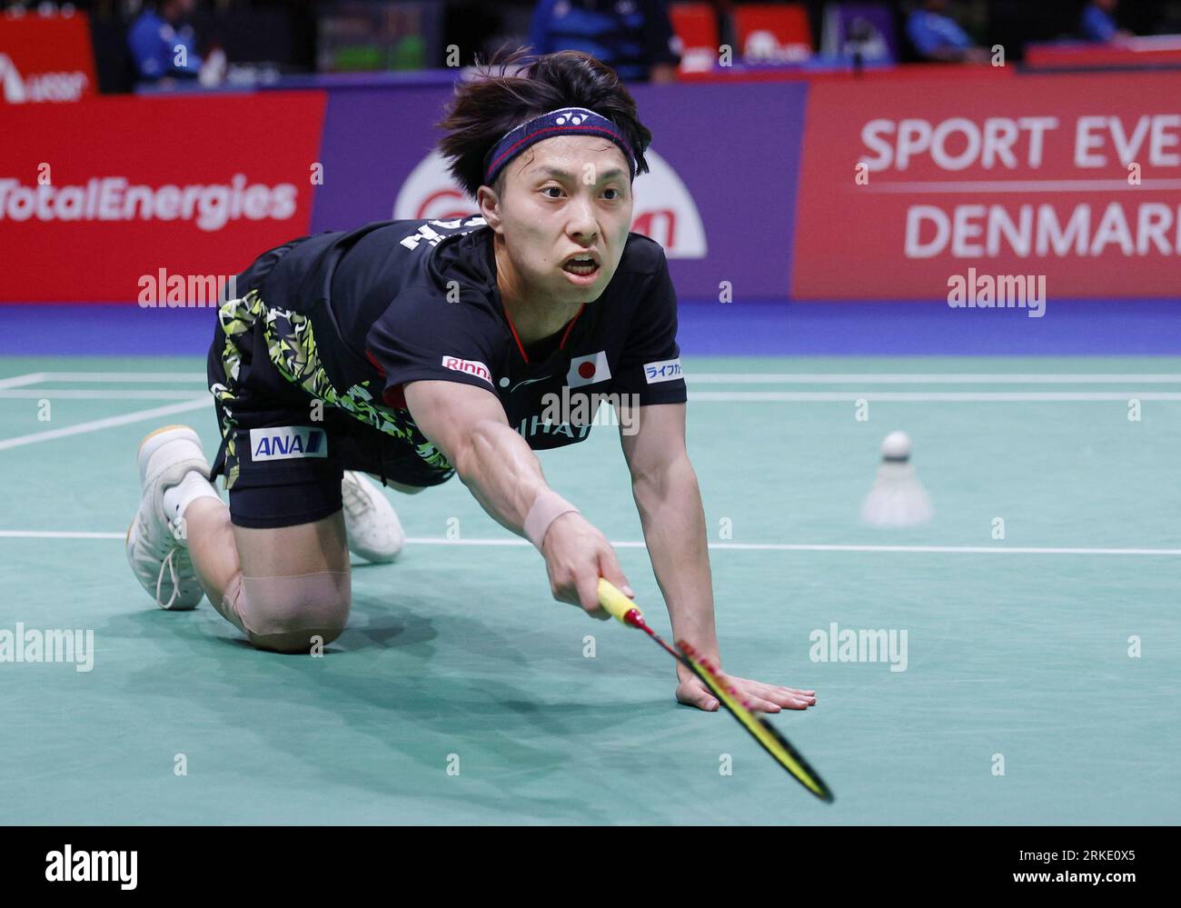 Kodai Naraoka, du Japon, se met à genoux lors d'un match de ...