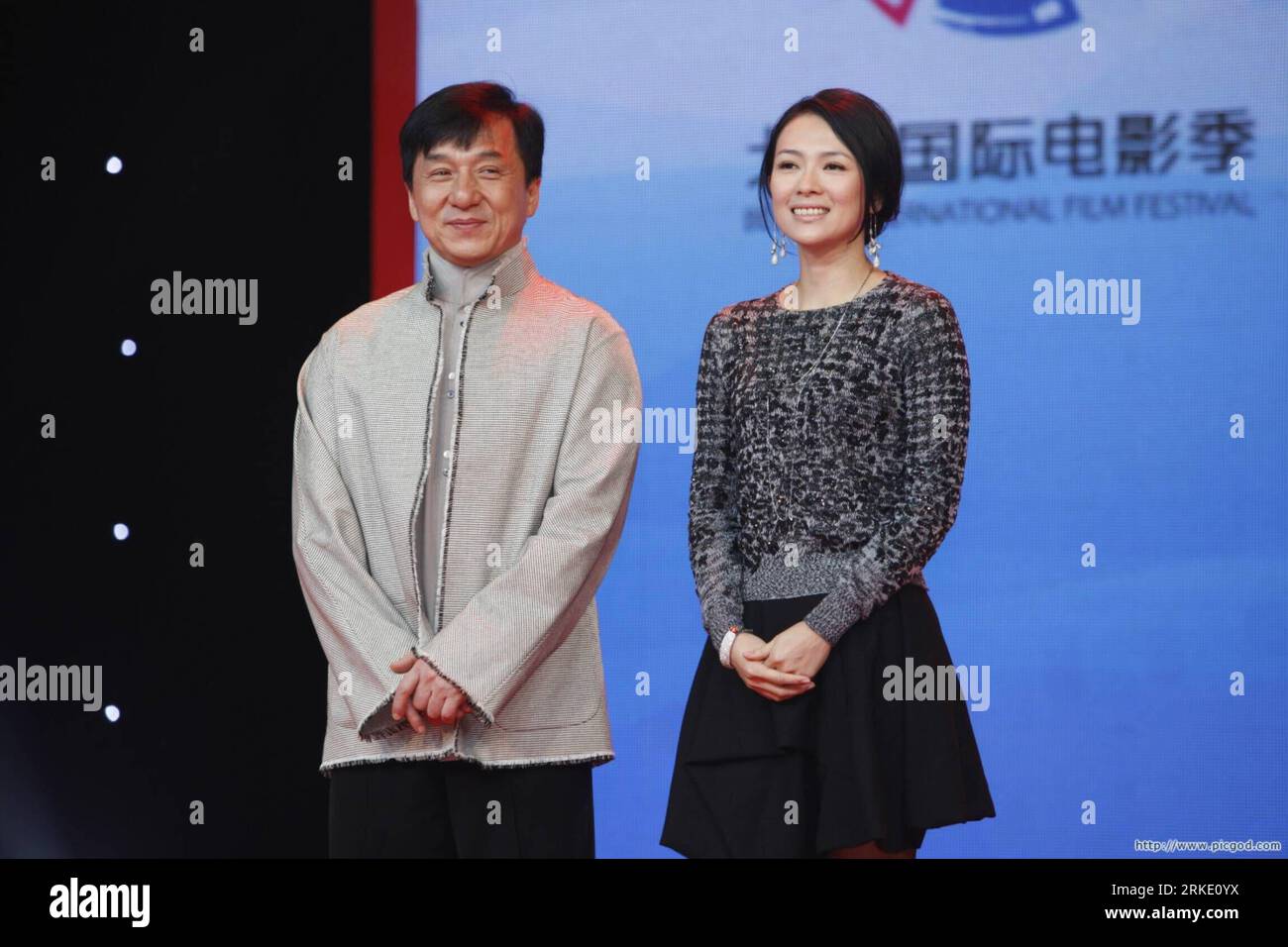 Bildnummer : 55029715 Datum : 15.03.2011 Copyright : imago/Xinhua (110315) -- PÉKIN, 15 mars 2011 (Xinhua) -- l'acteur Jackie Chan et l'actrice Zhang Ziyi assistent à une conférence de presse au cours de laquelle ils sont nommés ambassadeurs de l'image pour le premier Festival international du film de Pékin à Beijing, capitale de la Chine, le 15 mars 2011. Le premier Festival international du film de Pékin se tiendra du 23 au 28 avril 2011. (Xinhua/Zhu Quan) (llp) #CHINA-BEIJING-FILM FESTIVAL-AMBASSADOR (CN) PUBLICATIONxNOTxINxCHN Kultur People film kbdig xcb 2011 quer Bildnummer 55029715 Date 15 03 2011 Copyright Imago XINHUA B. Banque D'Images