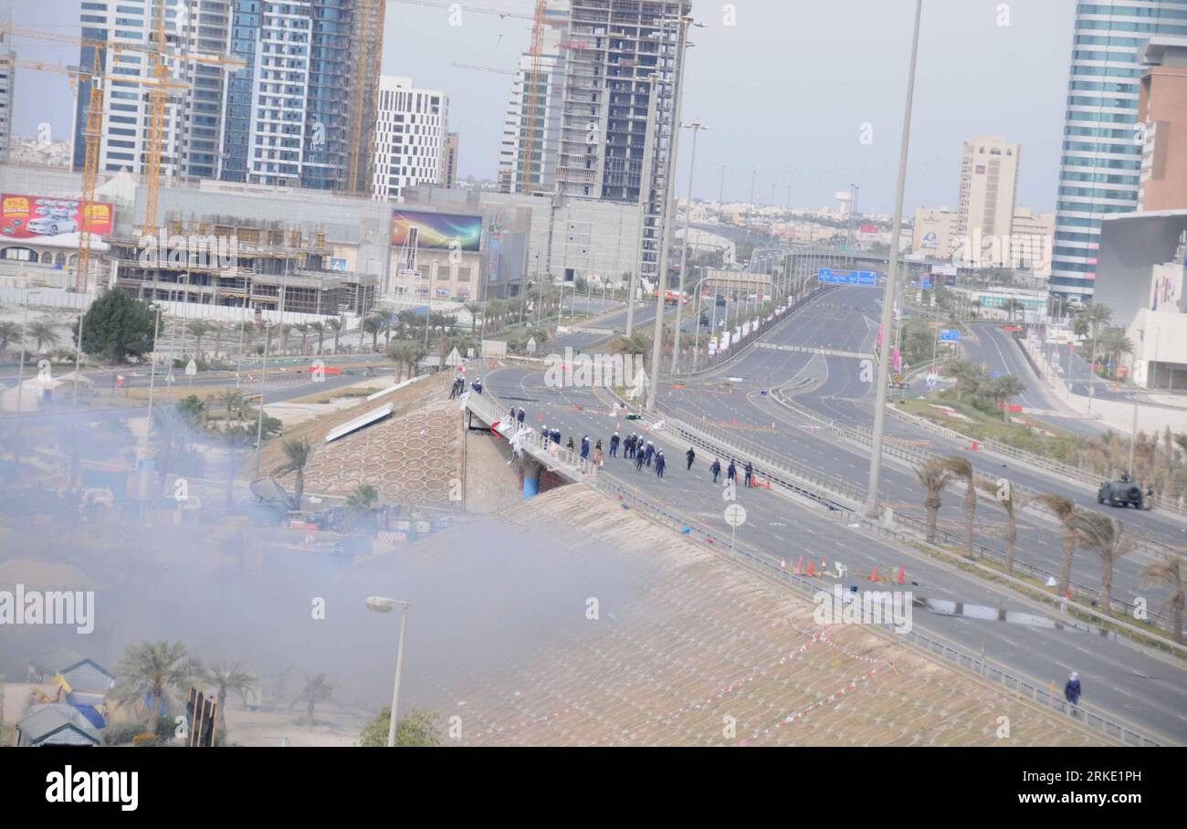 Bildnummer : 55037048 Datum : 16.03.2011 Copyright : imago/Xinhua (110316) -- MANAMA, 16 mars 2011 (Xinhua) -- des policiers tirent des gaz lacrymogènes vers la place de la Perle à Manama, capitale du Bahreïn, le 16 mars 2011. Les Forces de défense de Bahreïn (BDF) ont imposé mercredi un couvre-feu de 4 h (1300 h GMT) à 4 h (0100 h GMT) dans plusieurs zones de la capitale, a rapporté l'agence de presse BNA dirigée par l'État. Le couvre-feu couvre la zone allant du pont Seef de Bahreïn à la place de la Perle, point central des manifestations de plusieurs semaines, et du quartier financier à la zone diplomatique. (Xinhua/Wang Bo) BAHRAIN-MANAMA-UNREST PUBLICATIONxNOTxI Banque D'Images