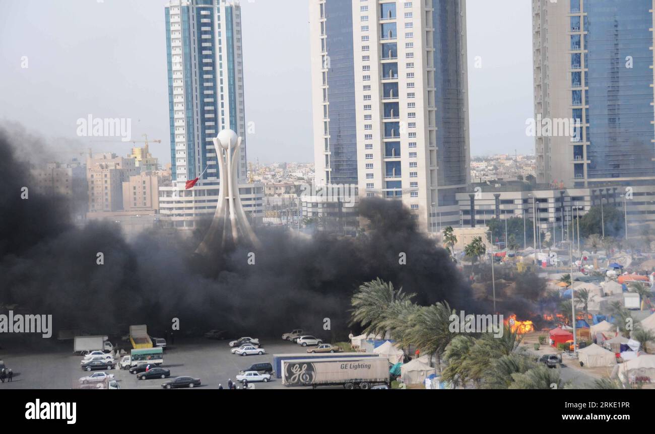 Bildnummer : 55037050 Datum : 16.03.2011 Copyright : imago/Xinhua (110316) -- MANAMA, 16 mars 2011 (Xinhua) -- fumée et flamme sur la place de la Perle à Manama, capitale du Bahreïn, le 16 mars 2011. Les Forces de défense de Bahreïn (BDF) ont imposé mercredi un couvre-feu de 4 h (1300 h GMT) à 4 h (0100 h GMT) dans plusieurs zones de la capitale, a rapporté l'agence de presse BNA dirigée par l'État. Le couvre-feu couvre la zone allant du pont Seef de Bahreïn à la place de la Perle, point central des manifestations de plusieurs semaines, et du quartier financier à la zone diplomatique. (Xinhua/Wang Bo) BAHRAIN-MANAMA-UNREST PUBLICATIONxNOTxINxCHN Banque D'Images