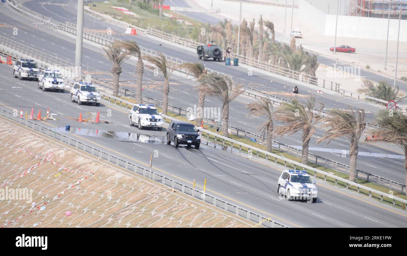Bildnummer : 55037049 Datum : 16.03.2011 Copyright : imago/Xinhua (110316) -- MANAMA, 16 mars 2011 (Xinhua) -- patrouille de voitures de police à Manama, capitale du Bahreïn, 16 mars 2011. Les Forces de défense de Bahreïn (BDF) ont imposé mercredi un couvre-feu de 4 h (1300 h GMT) à 4 h (0100 h GMT) dans plusieurs zones de la capitale, a rapporté l'agence de presse BNA dirigée par l'État. Le couvre-feu couvre la zone allant du pont Seef de Bahreïn à la place de la Perle, point central des manifestations de plusieurs semaines, et du quartier financier à la zone diplomatique. (Xinhua/Wang Bo) BAHRAIN-MANAMA-UNREST PUBLICATIONxNOTxINxCHN Gesellschaft Politik Bahr Banque D'Images