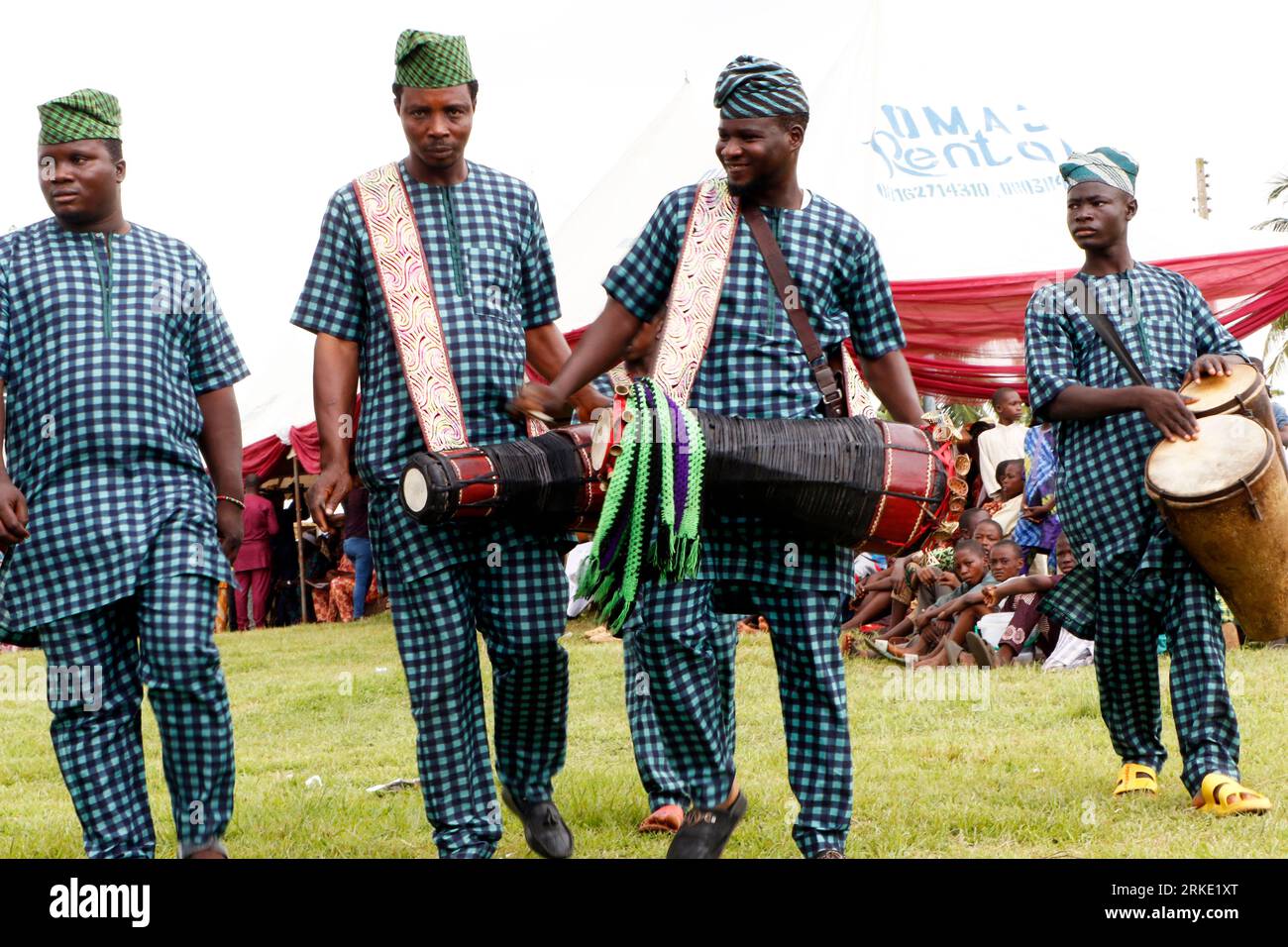 Tambours traditionnels au World Sango Festival qui est un festival annuel organisé parmi les Yoruba en l'honneur de Sango, une divinité du tonnerre et du feu qui était un guerrier et le troisième roi de l'Empire Oyo après avoir succédé à Ajaka son frère aîné. Le festival accueille des visiteurs de tout le pays et des adeptes de pays étrangers. Etat d'Oyo, Lagos, Nigeria. Banque D'Images