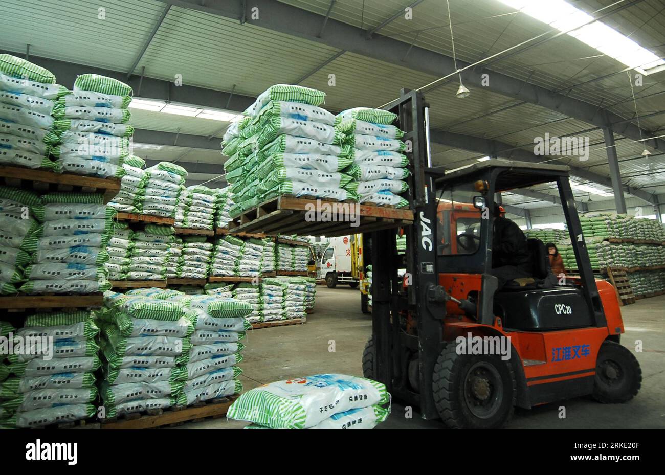 Bildnummer : 55038493 Datum : 17.03.2011 Copyright : imago/XINHUA (110317) -- XINING, le 17 mars 2011 (XINHUA) -- Un employé transporte les sacs de sel dans un entrepôt à Xining, capitale de la province du Qinghai du nord-ouest de la Chine, le 17 mars 2011. Industrie nationale du sel de Chine Corp. (CNSIC) a déclaré jeudi que la Chine dispose de riches réserves de sel pour répondre à la demande des gens et que les consommateurs n ont pas besoin de paniquer pour amasser du sel. (Xinhua/Wang Bo) (wyo) CHINA-SALT SUPPLY (CN) PUBLICATIONxNOTxINxCHN Gesellschaft Japan Naturkatastrophe Erdbeben Versorgung Versorgungslage Lebensmittelversorgung Lebensmittel Hamsterkäufe Radioakti Banque D'Images