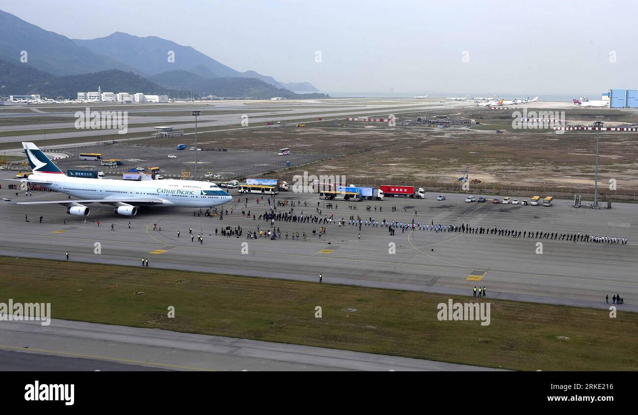 Bildnummer : 55038459 Datum : 17.03.2011 Copyright : imago/Xinhua (110317) -- HONG KONG, 17 mars 2011 (Xinhua) -- Un Boeing 737 est vu tiré par des participants à l'aéroport international de Hong Kong dans le sud de la Chine à Hong Kong, le 17 mars 2011. L'événement Aircraft pull fait partie d'une série d'événements célébrant le 100e anniversaire du développement de l'aviation à Hong Kong. En 1911, Charles Van den Born, un aviateur pionnier de Belgique, arrive à Hong Kong avec trois biplans Henry Farman. Il a volé de la plage de Sha Tin le 18 mars 1911, marquant le premier vol motorisé jamais effectué à Hong Banque D'Images
