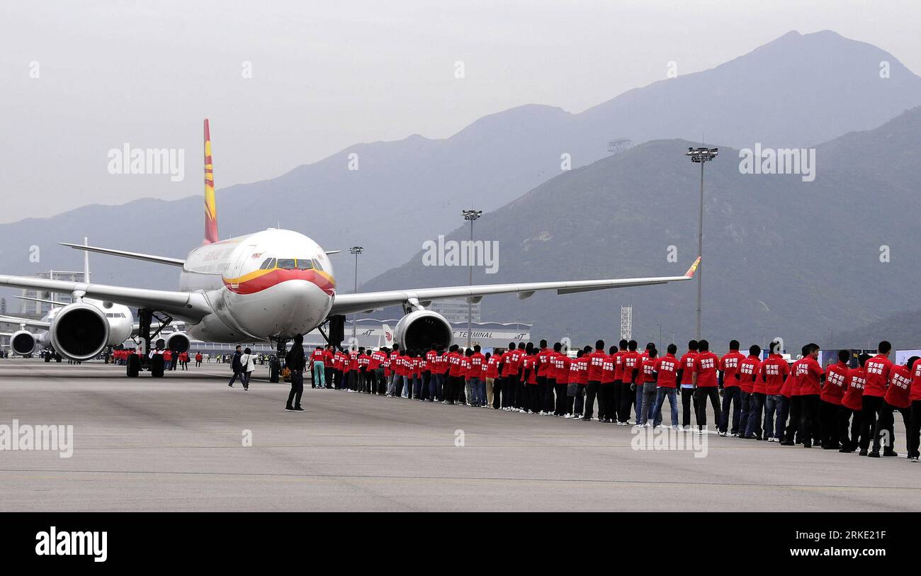 Bildnummer : 55038460 Datum : 17.03.2011 Copyright : imago/Xinhua (110317) -- HONG KONG, 17 mars 2011 (Xinhua) -- les participants se réunissent pour tirer un avion Airbus A330 à l'aéroport international de Hong Kong dans le sud de la Chine à Hong Kong, le 17 mars 2011. L'événement Aircraft pull fait partie d'une série d'événements célébrant le 100e anniversaire du développement de l'aviation à Hong Kong. En 1911, Charles Van den Born, un aviateur pionnier de Belgique, arrive à Hong Kong avec trois biplans Henry Farman. Il a volé de la plage de Sha Tin le 18 mars 1911, marquant le premier vol motorisé jamais effectué à Hon Banque D'Images