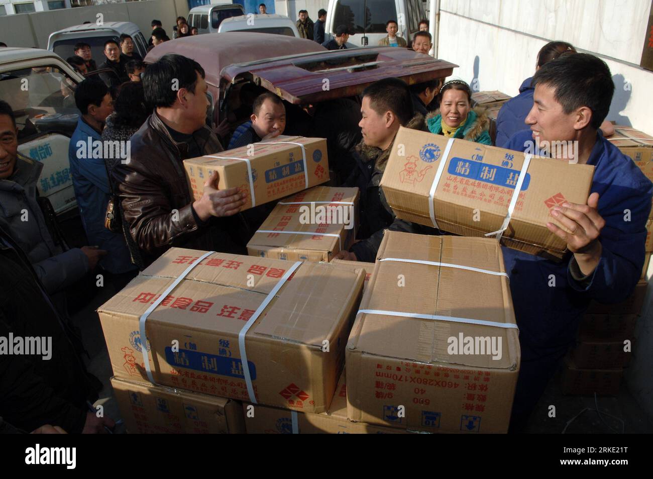 Bildnummer : 55038498 Datum : 17.03.2011 Copyright : imago/Xinhua (110317) -- YANTAI, 17 mars 2011 (Xinhua) -- les employés transportent les boîtes de sel aux détaillants de Yantai, dans la province du Shandong de l'est de la Chine, le 17 mars 2011. Industrie nationale du sel de Chine Corp. (CNSIC) a déclaré jeudi que la Chine dispose de riches réserves de sel pour répondre à la demande des gens et que les consommateurs n ont pas besoin de paniquer pour amasser du sel. (Xinhua/Guo Xulei) (wyo) CHINA-SALT SUPPLY (CN) PUBLICATIONxNOTxINxCHN Gesellschaft Japan Naturkatastrophe Erdbeben Versorgung Versorgungslage Lebensmittelversorgung Lebensmittel Hamsterkäufe Radioaktivität Salz kbdig xub Banque D'Images