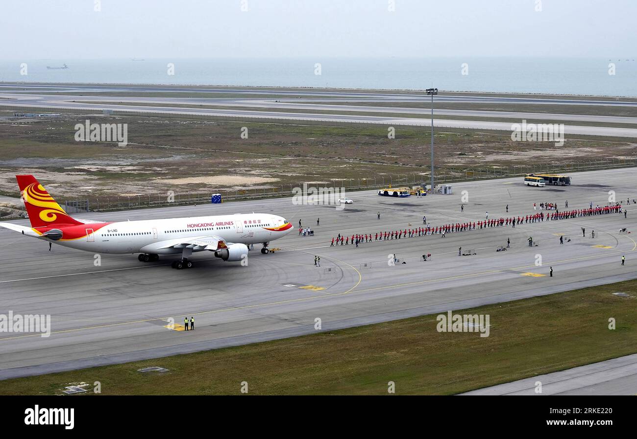 Bildnummer : 55038457 Datum : 17.03.2011 Copyright : imago/Xinhua (110317) -- HONG KONG, 17 mars 2011 (Xinhua) -- un Airbus A330 est vu tiré par des participants à l'aéroport international de Hong Kong dans le sud de la Chine, Hong Kong, 17 mars 2011. L'événement Aircraft pull fait partie d'une série d'événements célébrant le 100e anniversaire du développement de l'aviation à Hong Kong. En 1911, Charles Van den Born, un aviateur pionnier de Belgique, arrive à Hong Kong avec trois biplans Henry Farman. Il a volé de la plage de Sha Tin le 18 mars 1911, marquant le premier vol motorisé jamais effectué à Hon Banque D'Images