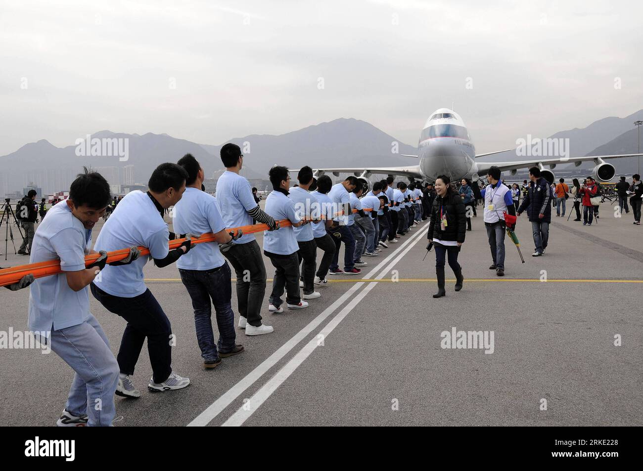 Bildnummer : 55038458 Datum : 17.03.2011 Copyright : imago/Xinhua (110317) -- HONG KONG, 17 mars 2011 (Xinhua) -- les participants se réunissent pour tirer un Boeing 737 à l'aéroport international de Hong Kong dans le sud de la Chine, Hong Kong, 17 mars 2011. L'événement Aircraft pull fait partie d'une série d'événements célébrant le 100e anniversaire du développement de l'aviation à Hong Kong. En 1911, Charles Van den Born, un aviateur pionnier de Belgique, arrive à Hong Kong avec trois biplans Henry Farman. Il a volé de la plage de Sha Tin le 18 mars 1911, marquant le premier vol motorisé jamais effectué à Hong Banque D'Images