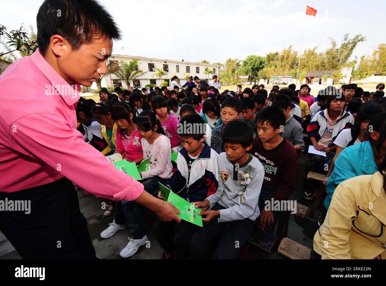 Bildnummer : 55038501 Datum : 17.03.2011 Copyright : imago/Xinhua (110317) -- YINGJIANG, 17 mars 2011 (Xinhua) -- Un enseignant distribue des brochures sur les connaissances relatives au séisme aux élèves du collège Jiemao dans le comté de Yingjiang, province du Yunnan dans le sud-ouest de la Chine, 17 mars 2011. Un exercice de tremblement de terre a eu lieu jeudi dans le comté, qui a été frappé par un tremblement de terre de magnitude 5,8 jeudi dernier. Les écoles du comté sont obligées d'effectuer au moins deux exercices chaque semestre après un séisme de magnitude 5,9 qui a frappé Yingjiang en 2008. (Xinhua/Qin Qing) (wyo) CHINA-YUNNAN-YINGJIANG-QUAKE DRILL (CN) PUBLICATIONxNOTxINxCHN G Banque D'Images