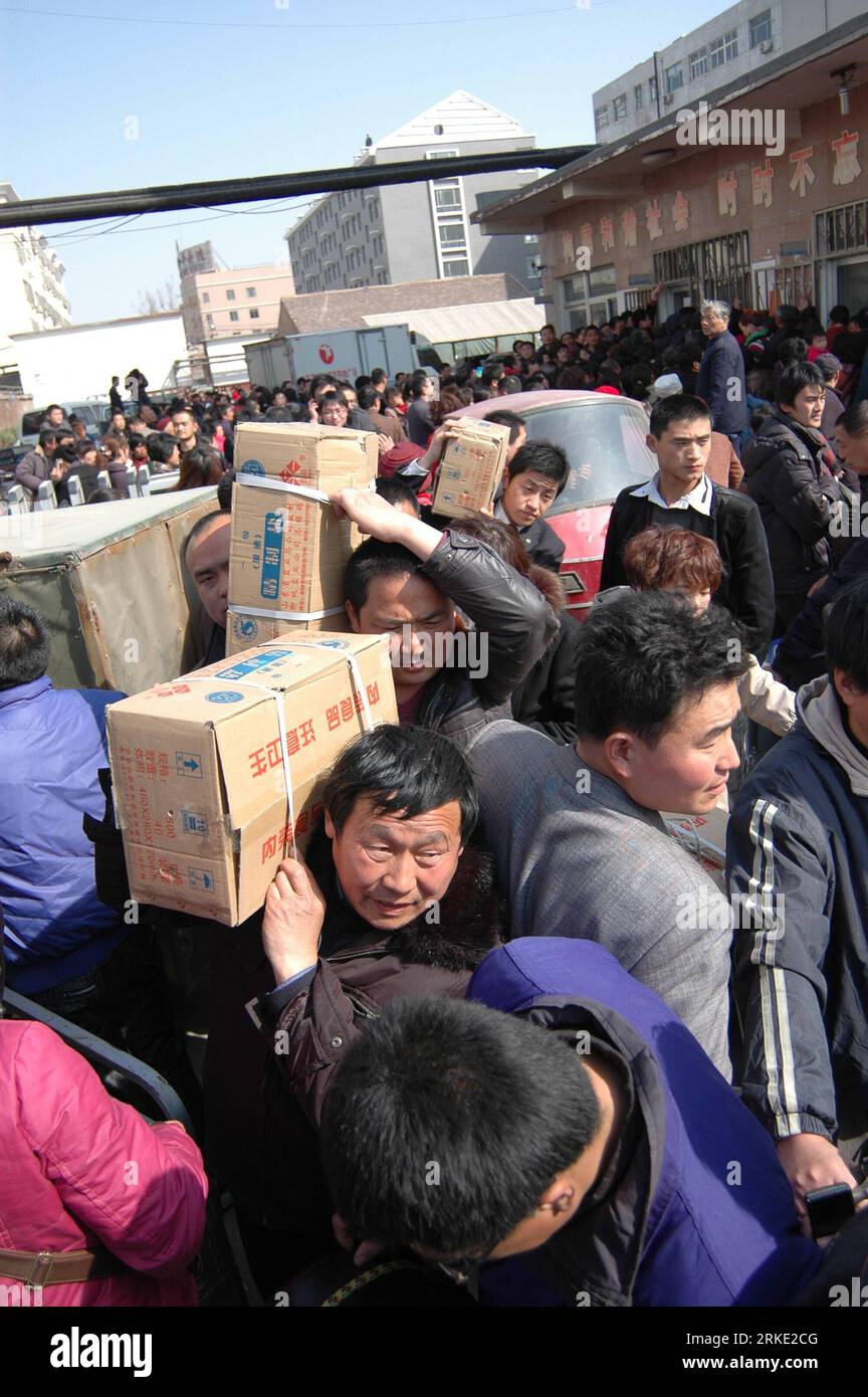 Bildnummer : 55041072 Datum : 17.03.2011 Copyright : imago/Xinhua (110317) -- Liaocheng, 17 mars 2011 (Xinhua) -- acheter du sel à Liaocheng, province du Shandong dans l'est de la Chine, 17 mars 2011. La Commission nationale pour le développement et la réforme a promis un approvisionnement suffisant en produits de première nécessité quotidiens, y compris le sel, affirmant qu’elle travaillerait avec les agences compétentes pour répondre à la demande du marché et maintenir la stabilité des prix. Les supermarchés dans de nombreuses villes chinoises ont manqué de sel car une vague d’achat de panique a résulté de rumeurs selon lesquelles les radiations ont fui dans la mer de la centrale nucléaire de Fukushima Daiichi, au Japon, compromis Banque D'Images