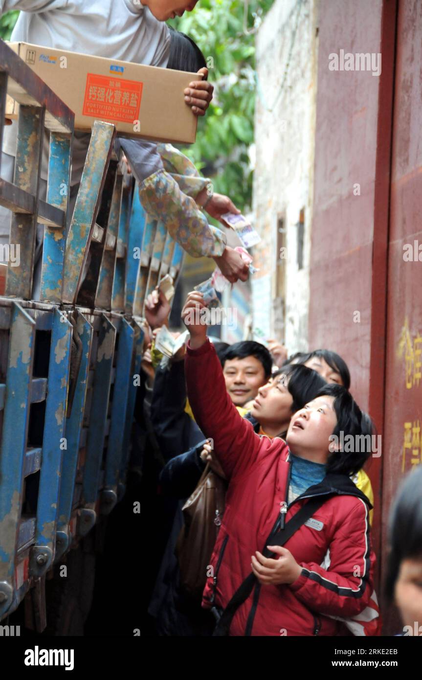 Bildnummer : 55041070 Datum : 17.03.2011 Copyright : imago/Xinhua (110317) -- JIANGMEN, 17 mars 2011 (Xinhua) -- acheter du sel à Jiangmen, dans la province du Guangdong du sud de la Chine, 17 mars 2011. La Commission nationale pour le développement et la réforme a promis un approvisionnement suffisant en produits de première nécessité quotidiens, y compris le sel, affirmant qu’elle travaillerait avec les agences compétentes pour répondre à la demande du marché et maintenir la stabilité des prix. Les supermarchés dans de nombreuses villes chinoises ont manqué de sel car une vague d’achat de panique a résulté de rumeurs selon lesquelles les radiations ont fui dans la mer de la centrale nucléaire de Fukushima Daiichi, au Japon, compromis Banque D'Images