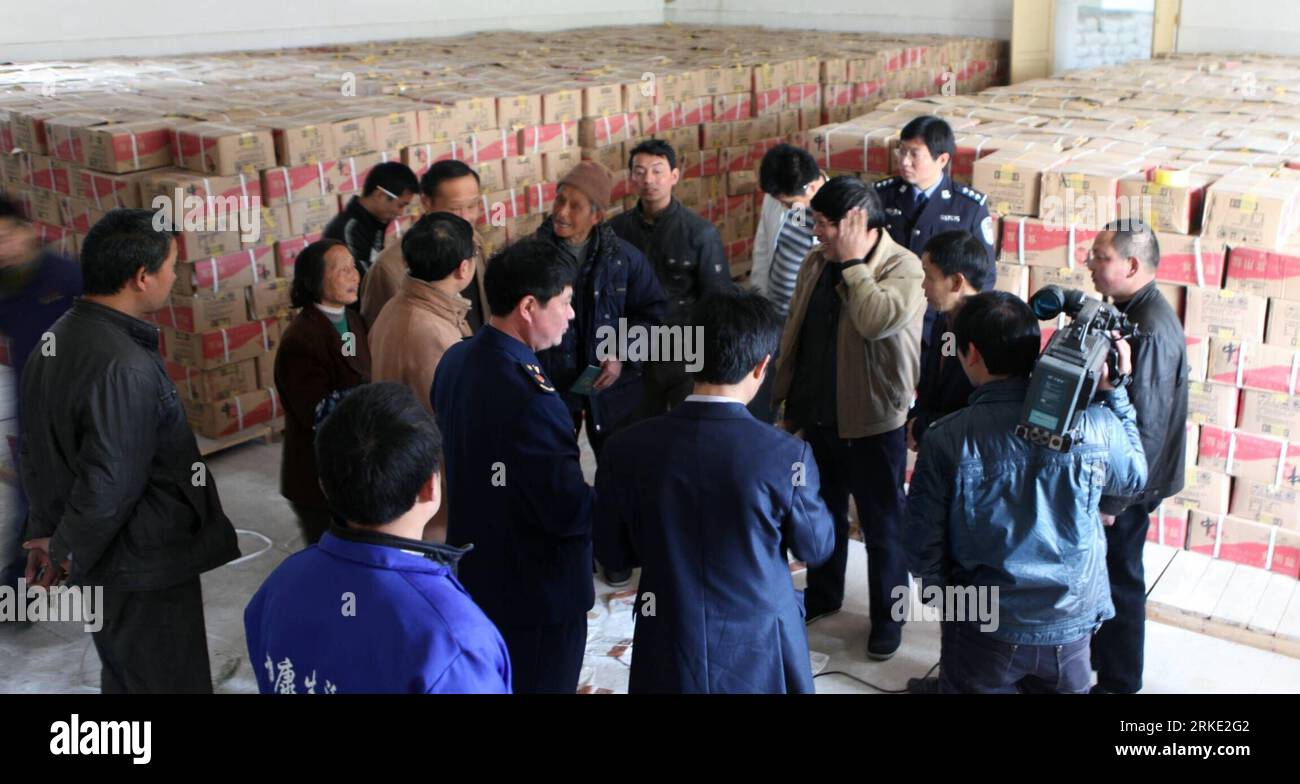 Bildnummer : 55041076 Datum : 17.03.2011 Copyright : imago/Xinhua (110318) -- SHANGRAO, 18 mars 2011 (Xinhua) -- des représentants du gouvernement invitent les médias et les résidents à voir le stockage de sel à Wuyuan, dans la province de Jiangxi, dans l'est de la Chine, le 17 mars 2011. La Commission nationale pour le développement et la réforme a promis un approvisionnement suffisant en produits de première nécessité quotidiens, y compris le sel, affirmant qu’elle travaillerait avec les agences compétentes pour répondre à la demande du marché et maintenir la stabilité des prix. Les supermarchés dans de nombreuses villes chinoises ont manqué de sel car une vague d'achat de panique a résulté de rumeurs disant que les radiations ont fui dans la mer fr Banque D'Images