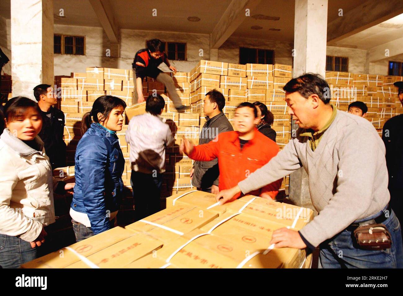 Bildnummer : 55041077 Datum : 16.03.2011 Copyright : imago/Xinhua (110318) -- SHAOXING, 18 mars 2011 (Xinhua) -- sont occupés dans un entrepôt pour transporter des boîtes de sel à Shaoxing, dans la province du Zhejiang de l'est de la Chine, le 16 mars 2011. La Commission nationale pour le développement et la réforme a promis un approvisionnement suffisant en produits de première nécessité quotidiens, y compris le sel, affirmant qu’elle travaillerait avec les agences compétentes pour répondre à la demande du marché et maintenir la stabilité des prix. Les supermarchés dans de nombreuses villes chinoises ont manqué de sel car une vague d’achat de panique a résulté de rumeurs selon lesquelles les radiations du Fukushima Daii ont fui dans la mer Banque D'Images