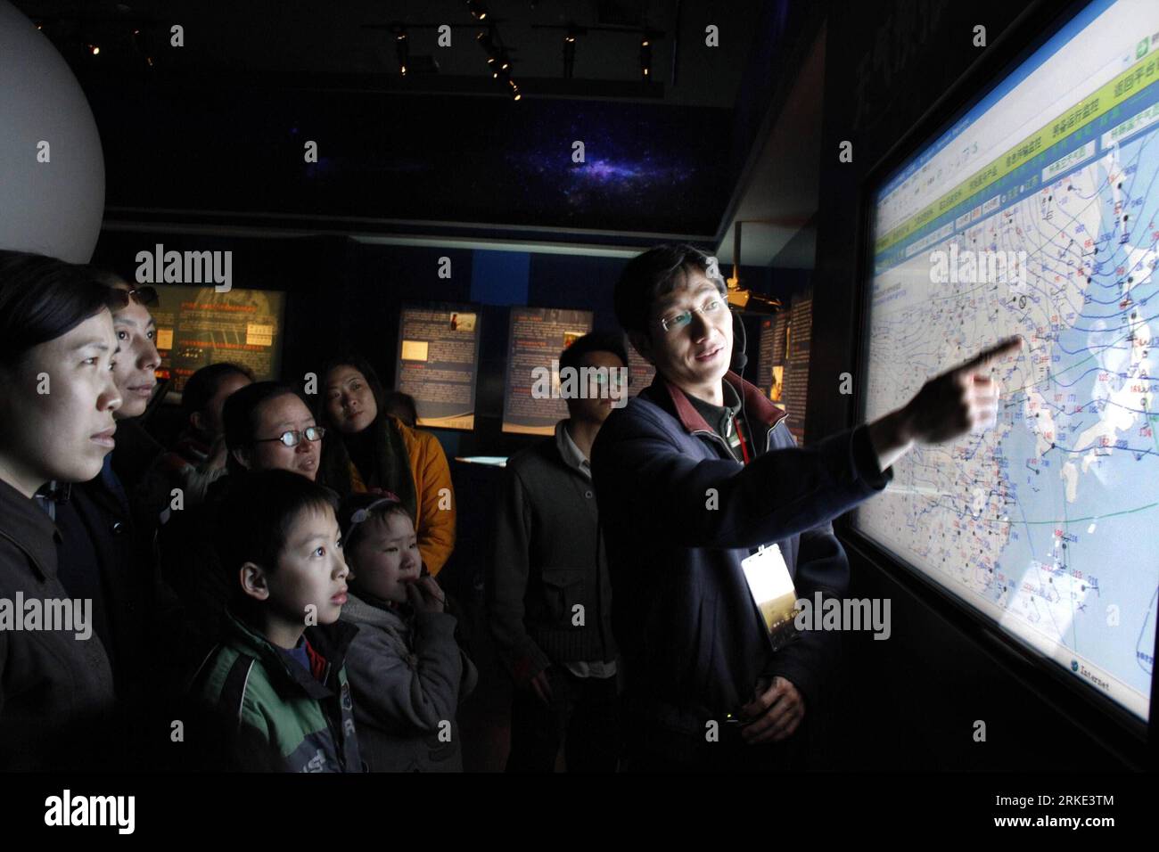 Bildnummer : 55047257 Datum : 19.03.2011 Copyright : imago/Xinhua (110319) -- NANJING, 19 mars 2011 (Xinhua) -- un membre du personnel explique aux visiteurs les influences du rayonnement nucléaire dues aux fuites nucléaires du Japon sous différentes directions de vent au musée météorologique beige à Nanjing, capitale de la province du Jiangsu de l est de la Chine, le 19 mars 2011. Pour saluer la Journée météorologique mondiale, qui tombe le 23 mars, le musée météorologique beige a offert une entrée gratuite au public samedi. (Xinhua) (llp) CHINA-NANJING-METEOROLOGY MUSEUM-FREE ENTRY (CN) PUBLICATIONxNOTxINxCHN Kultur Museu Banque D'Images