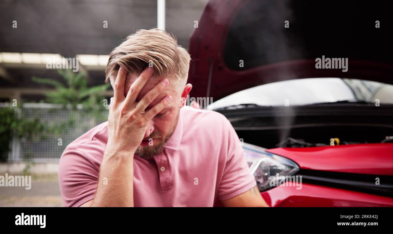 Douleur au cou douleur et stress près de fumer voiture après accident Banque D'Images
