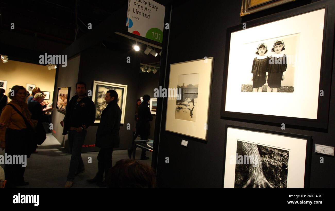 Bildnummer : 55049067 Datum : 21.03.2011 Copyright : imago/Xinhua (110321) -- NEW YORK, 21 mars 2011 (Xinhua) -- visite de l'exposition de photographie de l'Association internationale des marchands d'art photographique (AIPAD) à New York, aux États-Unis, le 20 mars 2011. Plus de 70 galeries de photographie d'art ont présenté un large éventail de travaux de qualité muséale, y compris des photographies contemporaines, modernes et du 19e siècle, ainsi que de l'art photographique, de la vidéo et des nouveaux médias, au cours de l'exposition de quatre jours qui s'est tenue du 17 au 20 mars à New York. (Xinhua/Wu Kaixiang)(axy) US-NEW YORK-AIPAD PHOTOGRAPHIE MONTRER PUBLICATIONxNOTxINxCHN K. Banque D'Images