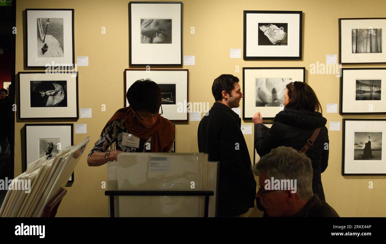 Bildnummer : 55049066 Datum : 21.03.2011 Copyright : imago/Xinhua (110321) -- NEW YORK, 21 mars 2011 (Xinhua) -- visite de l'exposition de photographie de l'Association internationale des marchands d'art photographique (AIPAD) à New York, aux États-Unis, le 20 mars 2011. Plus de 70 galeries de photographie d'art ont présenté un large éventail de travaux de qualité muséale, y compris des photographies contemporaines, modernes et du 19e siècle, ainsi que de l'art photographique, de la vidéo et des nouveaux médias, au cours de l'exposition de quatre jours qui s'est tenue du 17 au 20 mars à New York. (Xinhua/Wu Kaixiang)(axy) US-NEW YORK-AIPAD PHOTOGRAPHIE MONTRER PUBLICATIONxNOTxINxCHN K. Banque D'Images