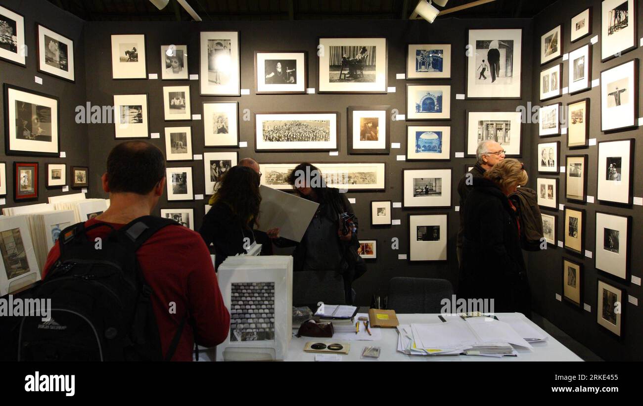 Bildnummer : 55049068 Datum : 21.03.2011 Copyright : imago/Xinhua (110321) -- NEW YORK, 21 mars 2011 (Xinhua) -- visite de l'exposition de photographie de l'Association internationale des marchands d'art photographique (AIPAD) à New York, aux États-Unis, le 20 mars 2011. Plus de 70 galeries de photographie d'art ont présenté un large éventail de travaux de qualité muséale, y compris des photographies contemporaines, modernes et du 19e siècle, ainsi que de l'art photographique, de la vidéo et des nouveaux médias, au cours de l'exposition de quatre jours qui s'est tenue du 17 au 20 mars à New York. (Xinhua/Wu Kaixiang)(axy) US-NEW YORK-AIPAD PHOTOGRAPHIE MONTRER PUBLICATIONxNOTxINxCHN K. Banque D'Images