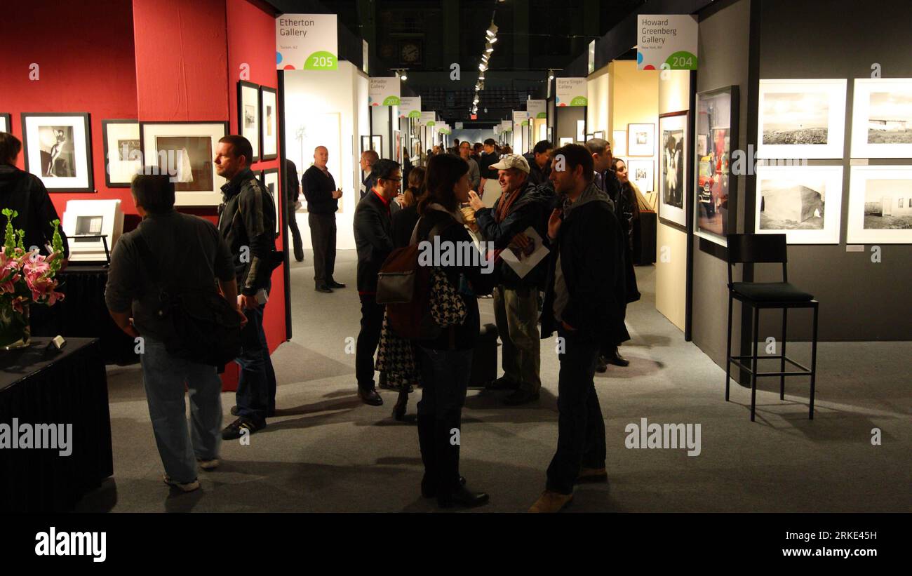 Bildnummer : 55049069 Datum : 21.03.2011 Copyright : imago/Xinhua (110321) -- NEW YORK, 21 mars 2011 (Xinhua) -- visite de l'exposition de photographie de l'Association internationale des marchands d'art photographique (AIPAD) à New York, aux États-Unis, le 20 mars 2011. Plus de 70 galeries de photographie d'art ont présenté un large éventail de travaux de qualité muséale, y compris des photographies contemporaines, modernes et du 19e siècle, ainsi que de l'art photographique, de la vidéo et des nouveaux médias, au cours de l'exposition de quatre jours qui s'est tenue du 17 au 20 mars à New York. (Xinhua/Wu Kaixiang)(axy) US-NEW YORK-AIPAD PHOTOGRAPHIE MONTRER PUBLICATIONxNOTxINxCHN K. Banque D'Images